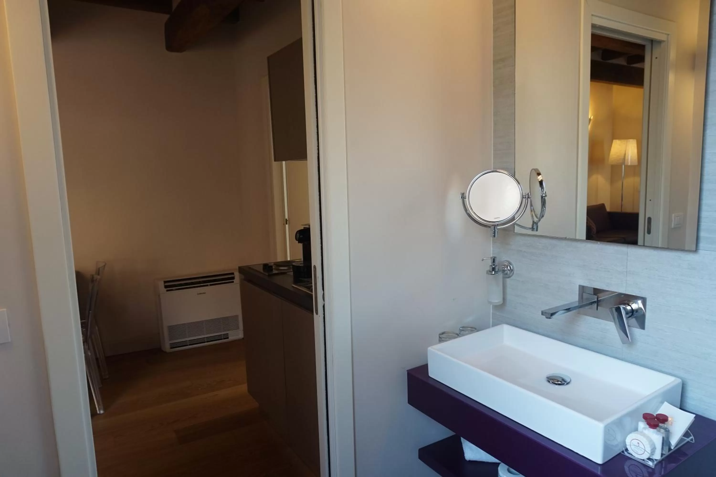 Bathroom in Trevi Palace Luxury Inn