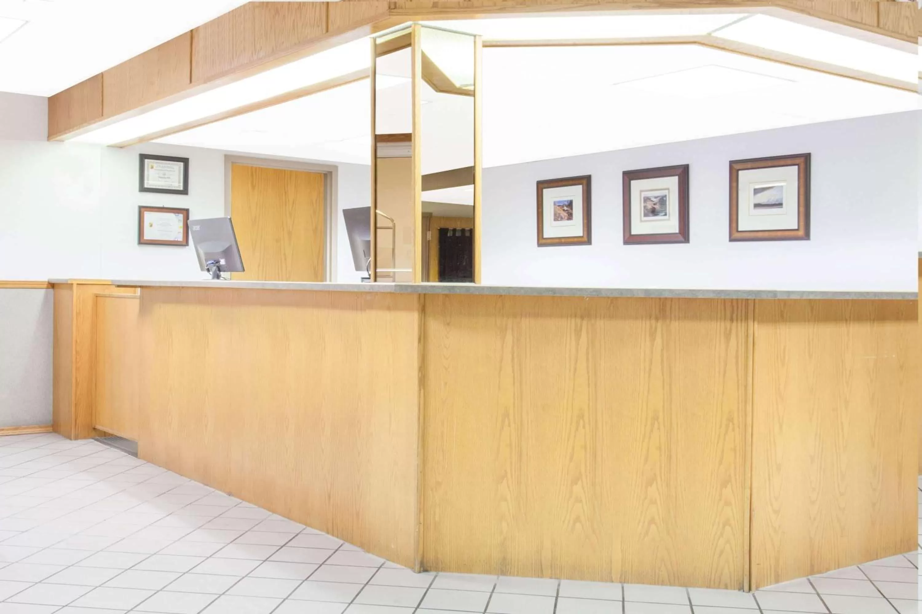 Lobby or reception in Super 8 by Wyndham Kenora