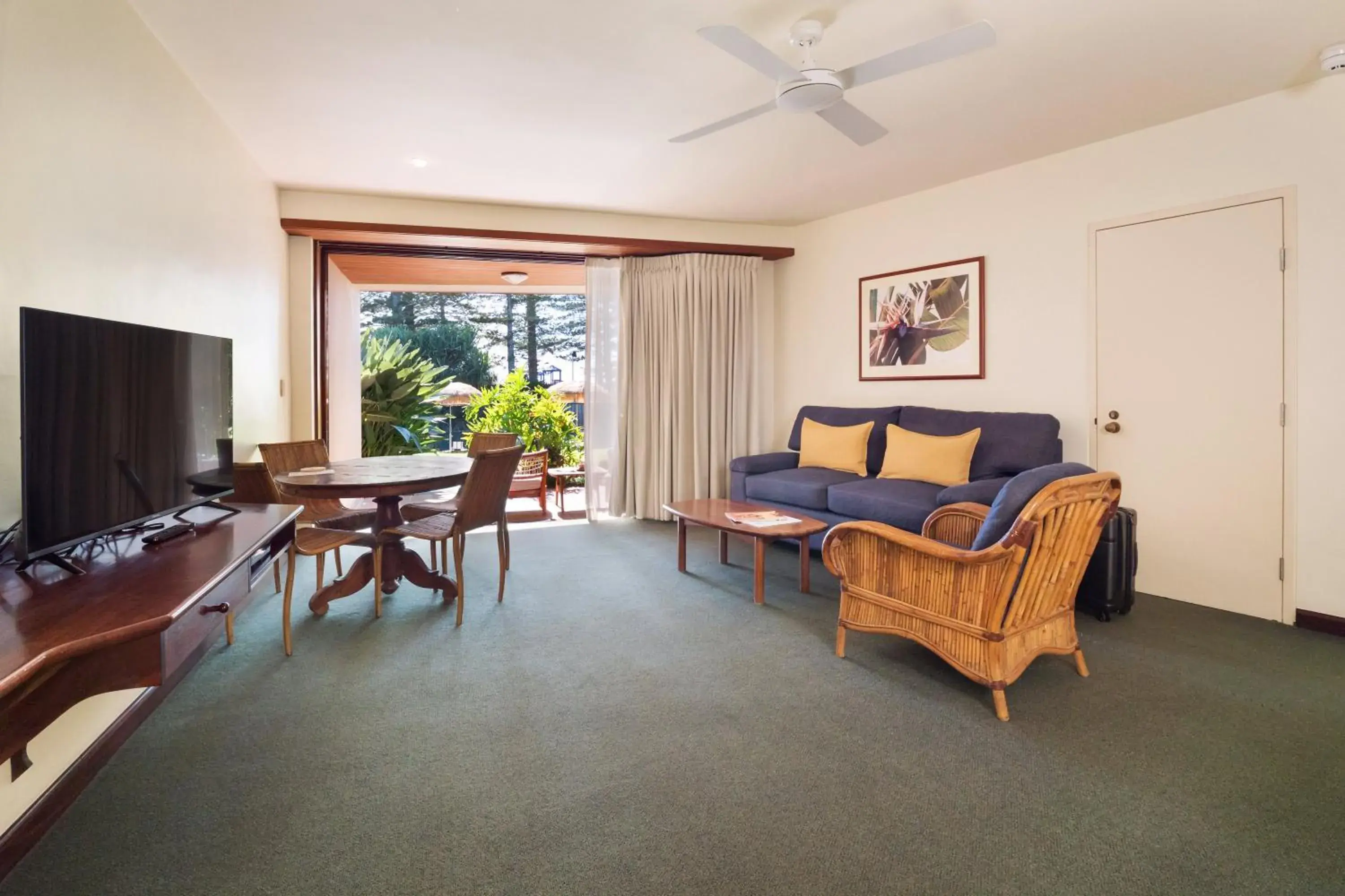 Classic King Suite - Pool Side in Beach Hotel Resort Classic King Suite - Pool Side in Beach Hotel Resort