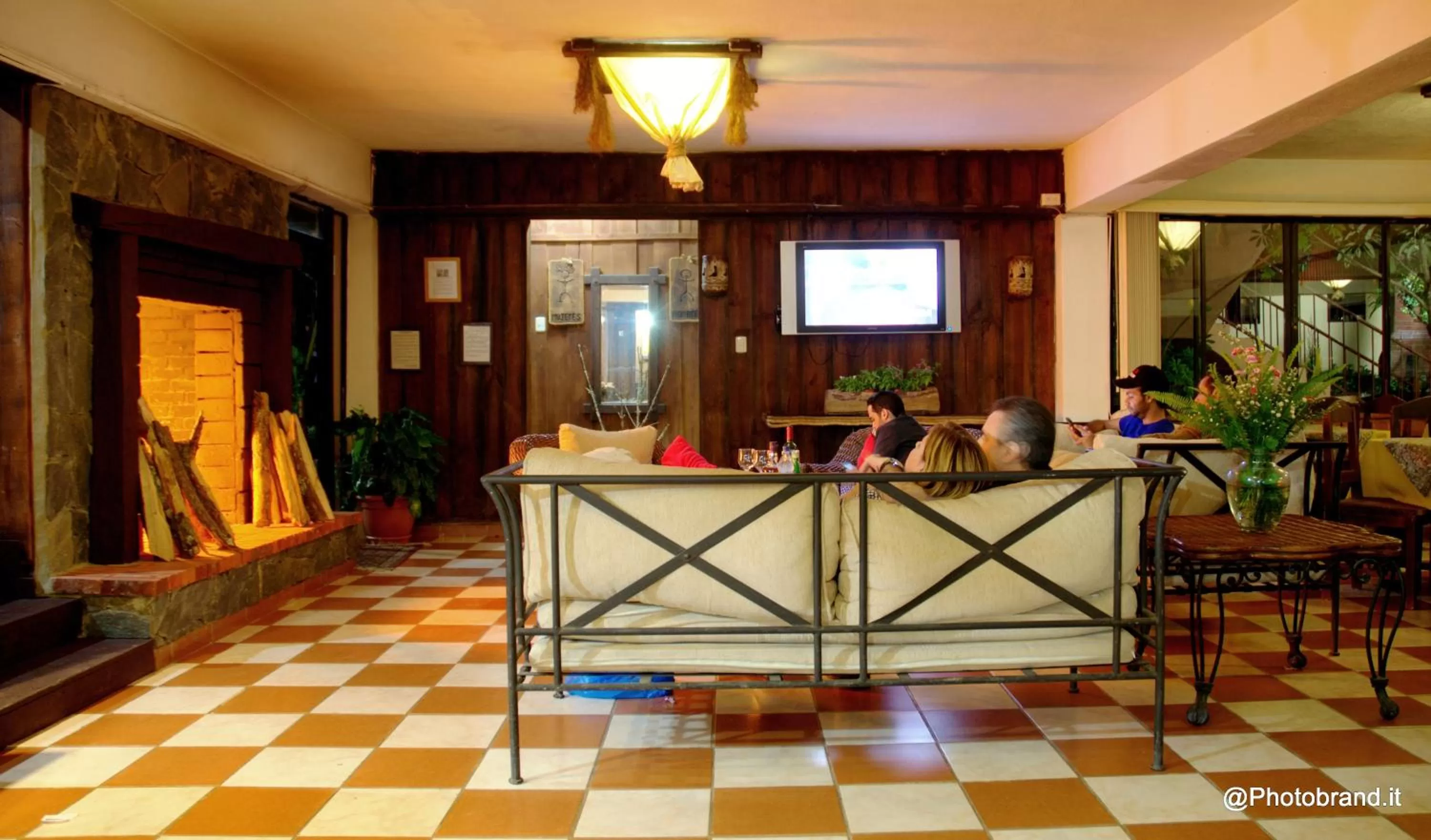 Communal lounge/ TV room in Hotel Rancho Constanza & Cabañas de la Montaña