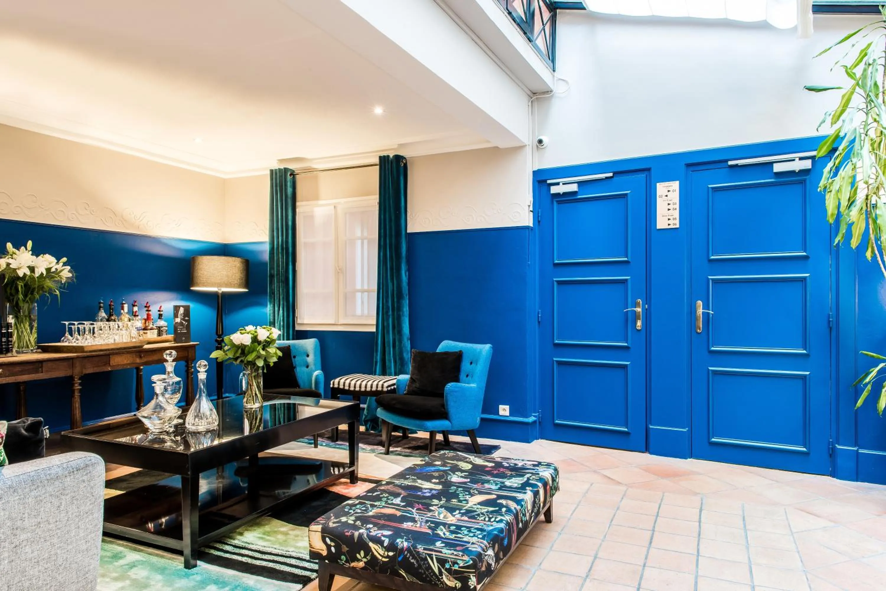 Lounge or bar in Hôtel Jardin Le Bréa