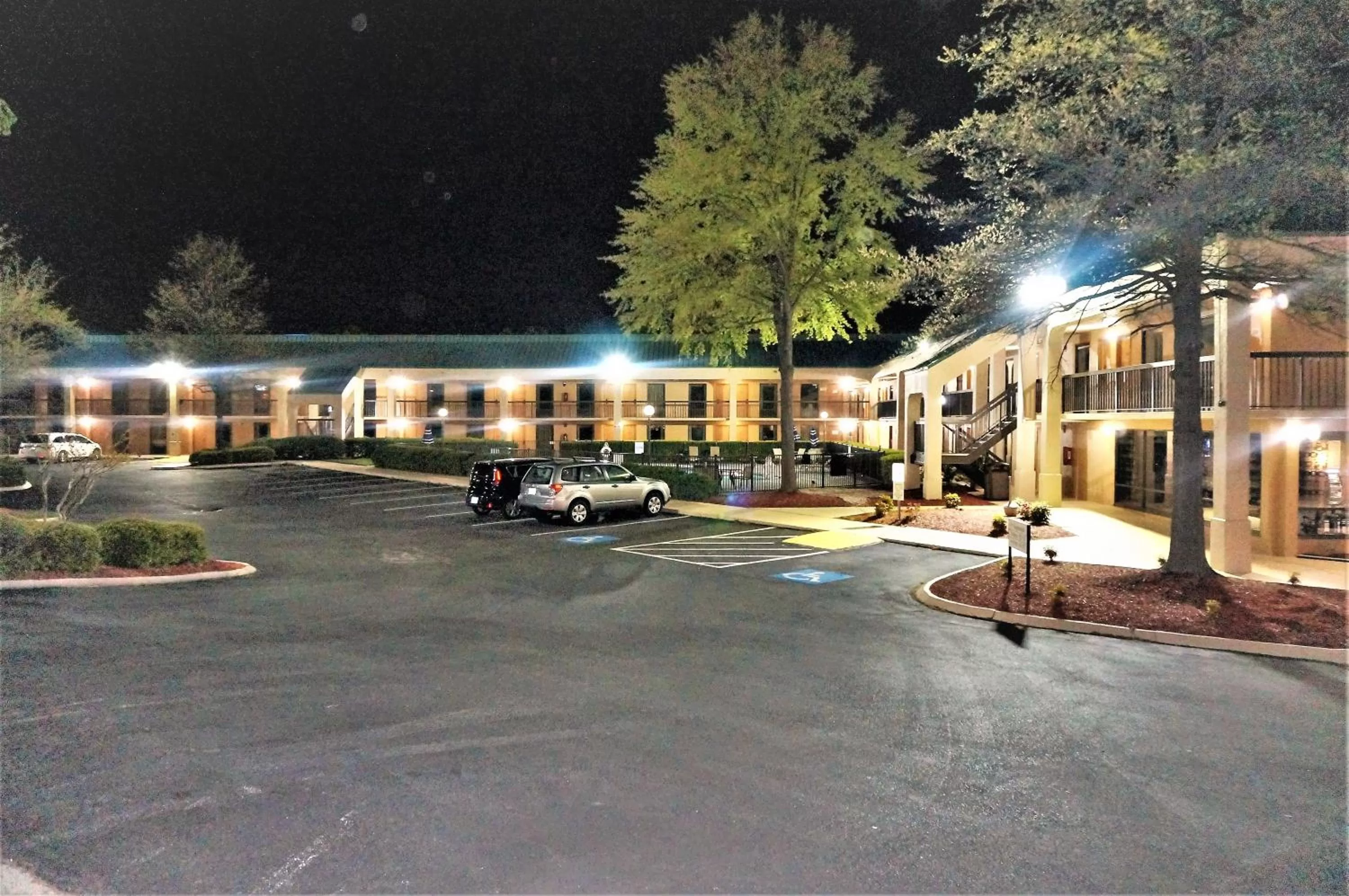 Howard Johnson by Wyndham Greensboro Near the Coliseum