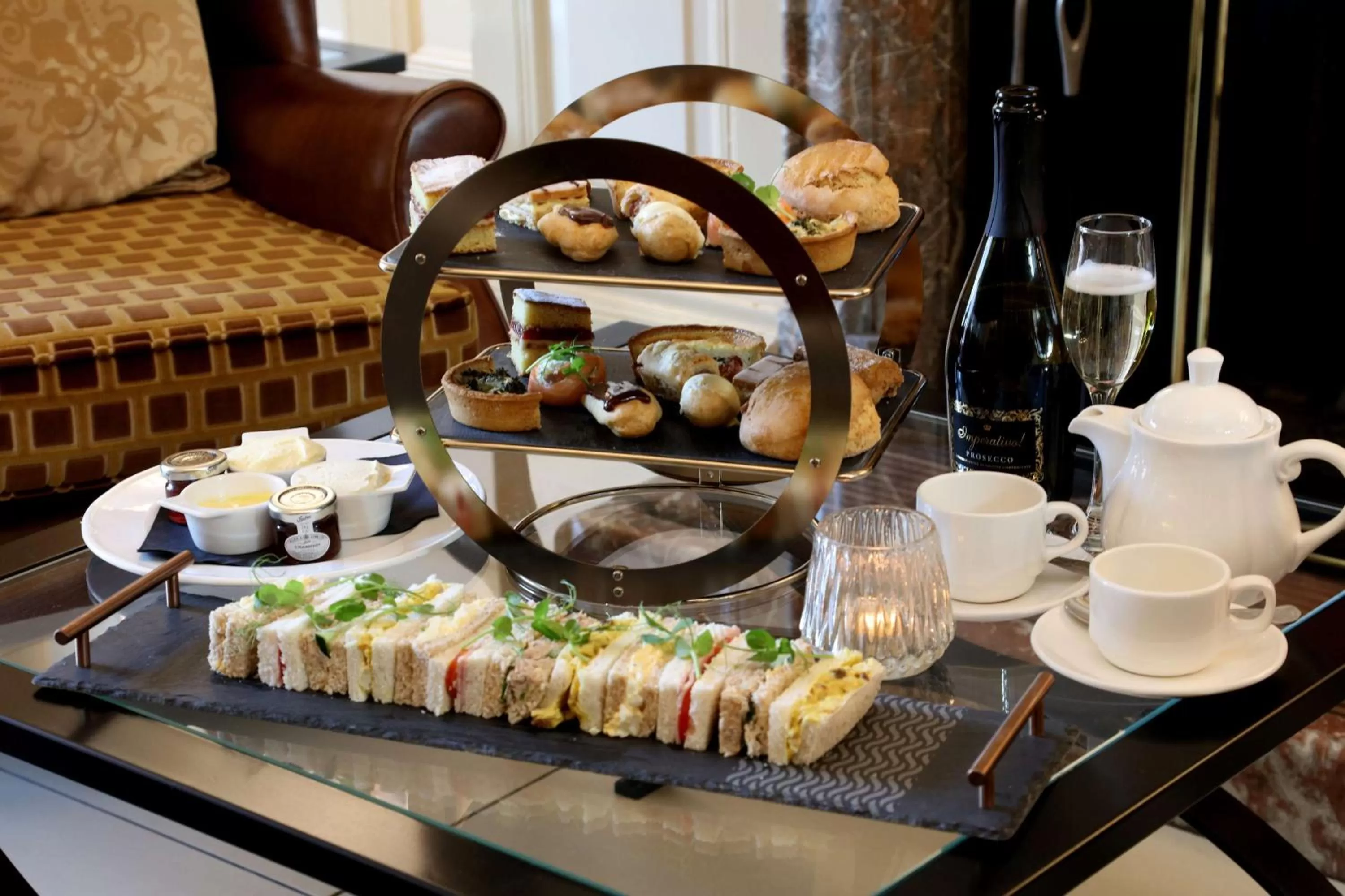 Restaurant/places to eat in Crown & Mitre Hotel