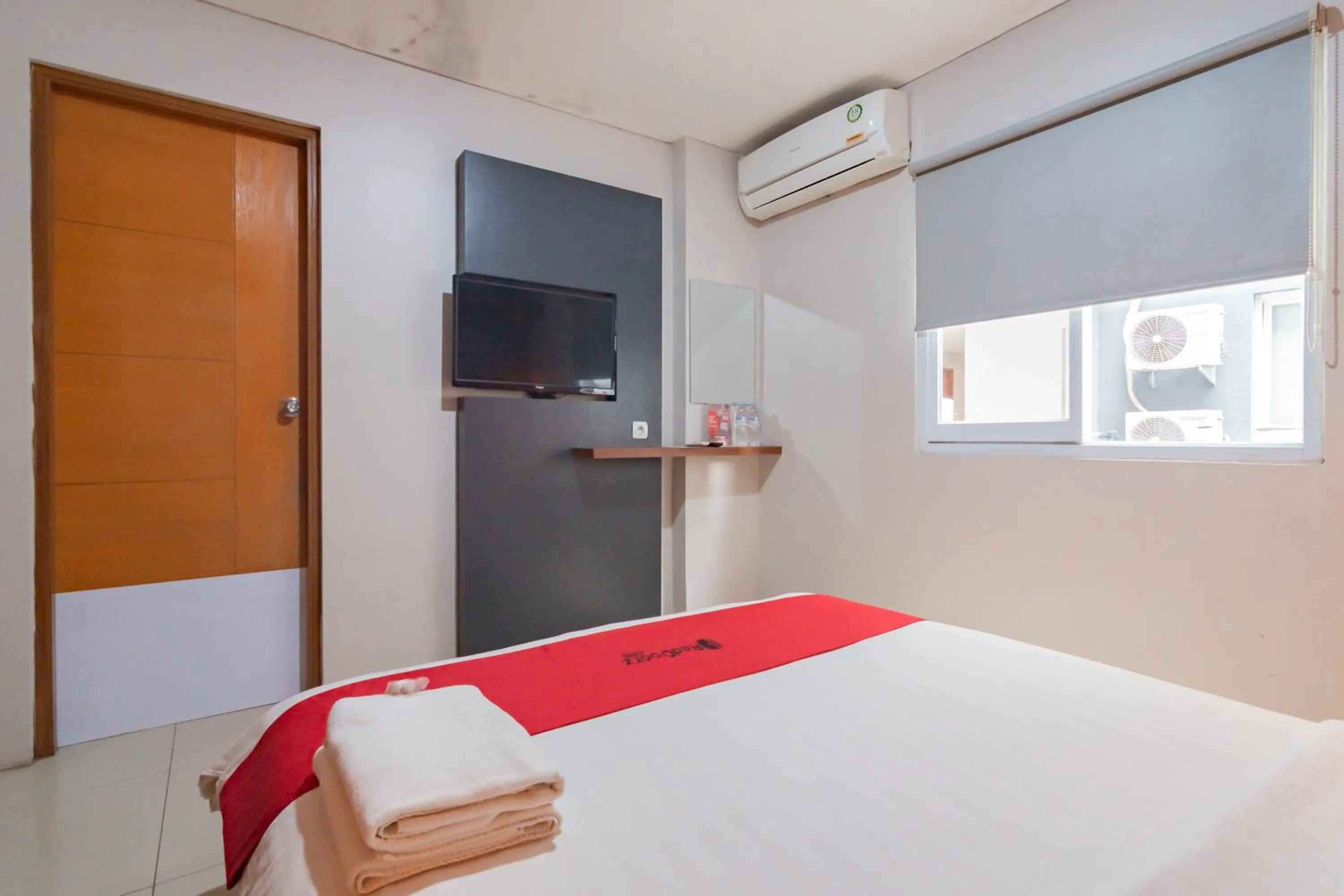 Bedroom, Bed in RedDoorz Plus @ Dago Pojok 3