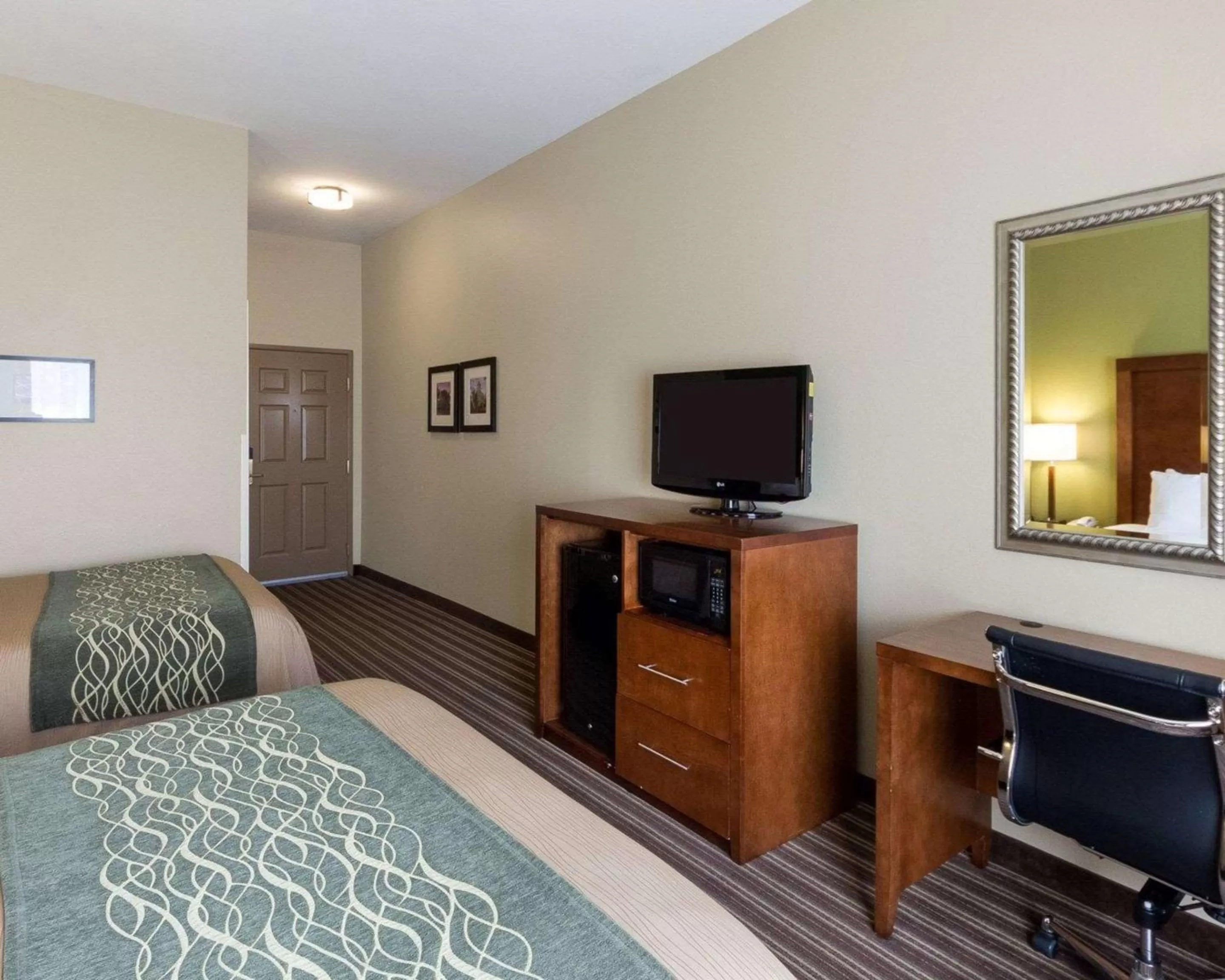 Photo of the whole room, Bed in Comfort Inn & Suites Fayetteville-University Area
