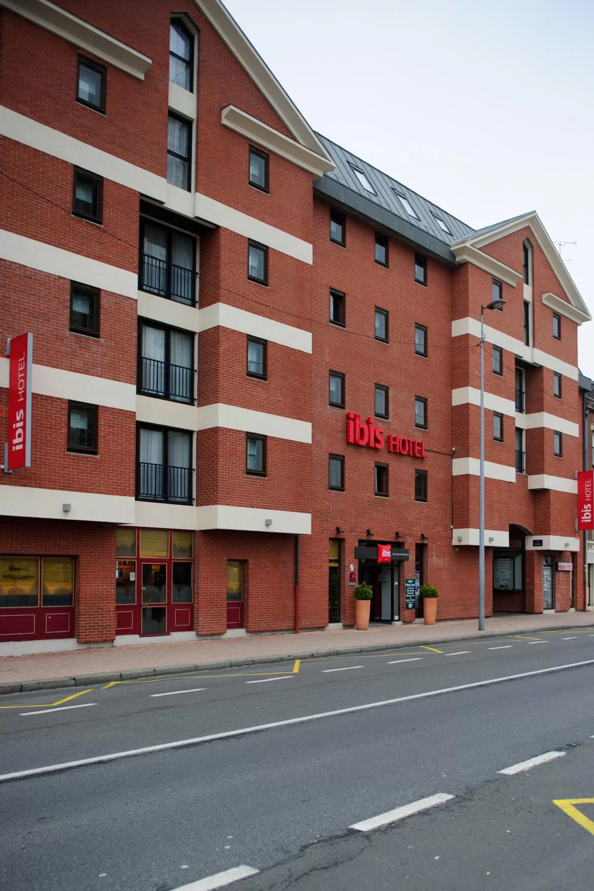 Facade/entrance in ibis Saint Quentin Basilique