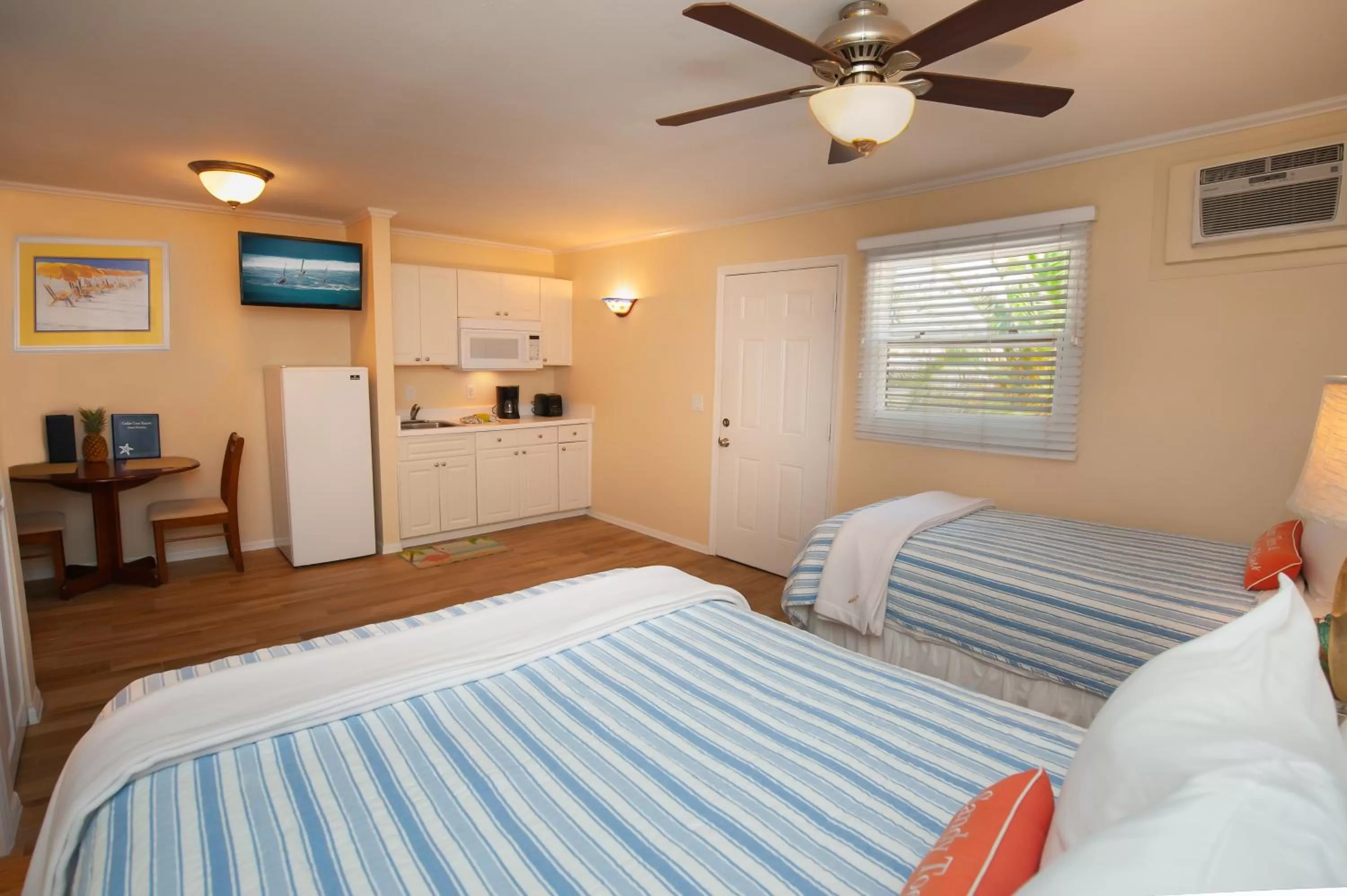 Bed in Cedar Cove Resort & Cottages