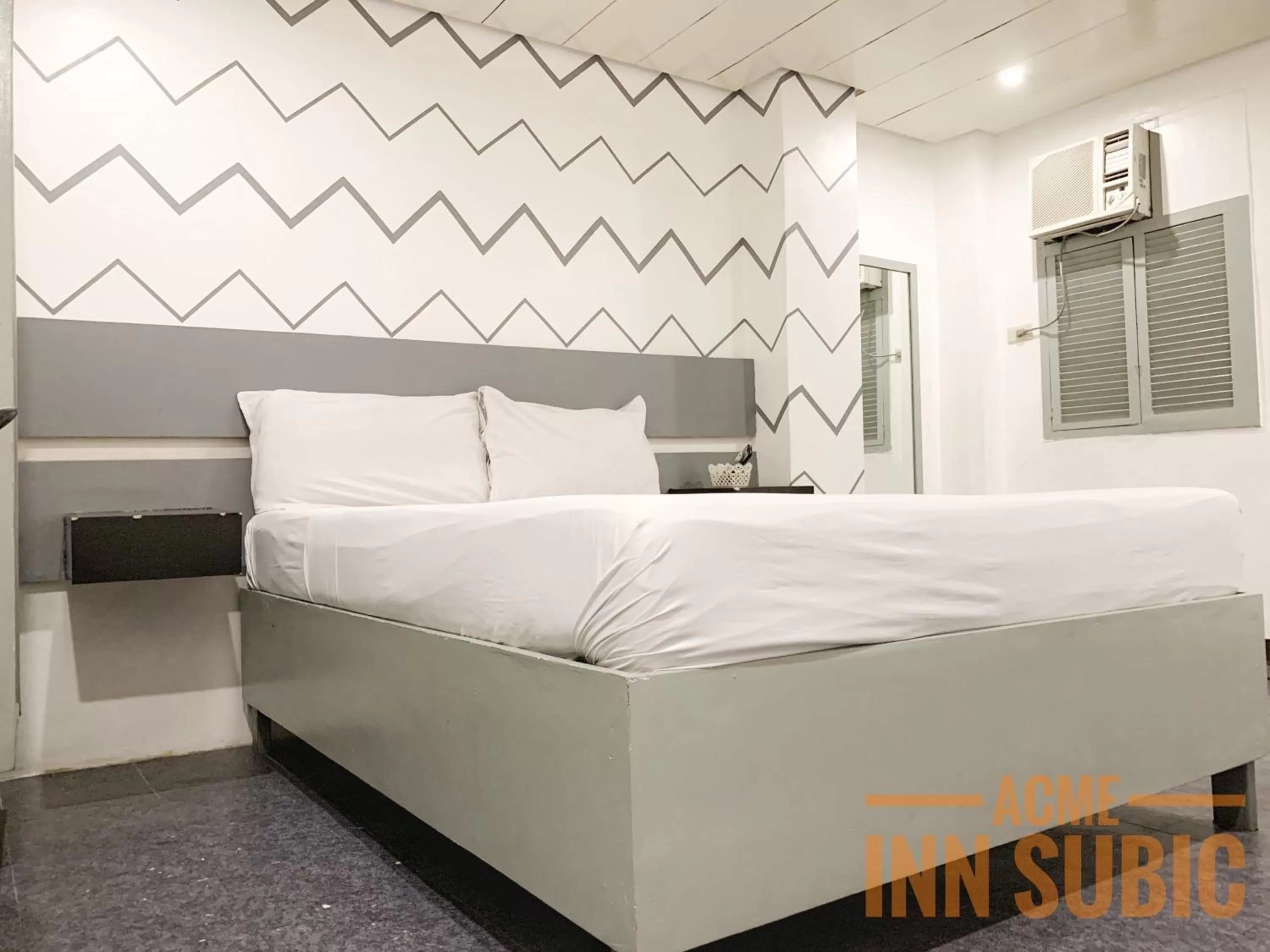 Photo of the whole room, Bed in ACME Inn Subic