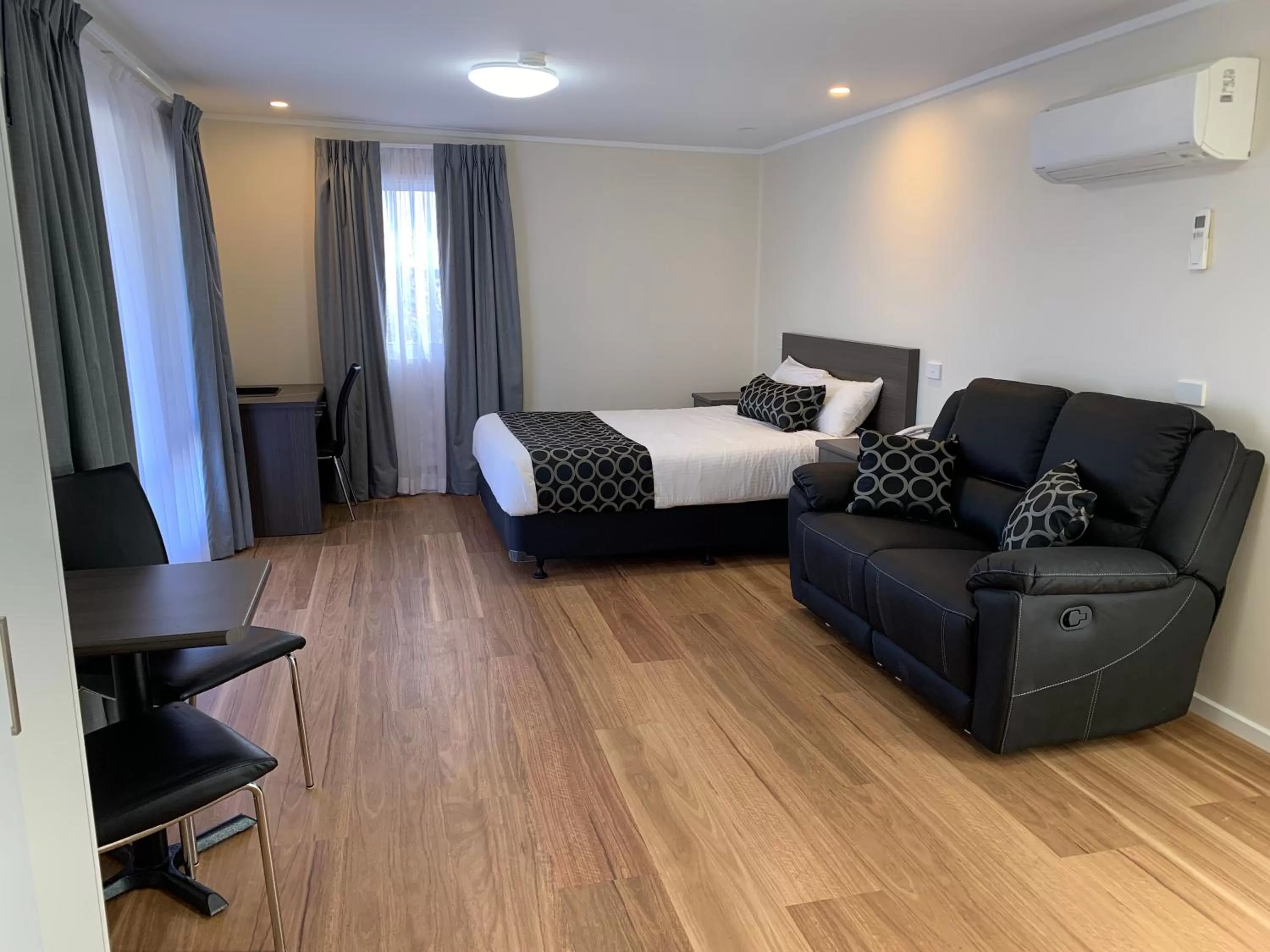 Seating area, Bed in Thunderbird Motel Yass