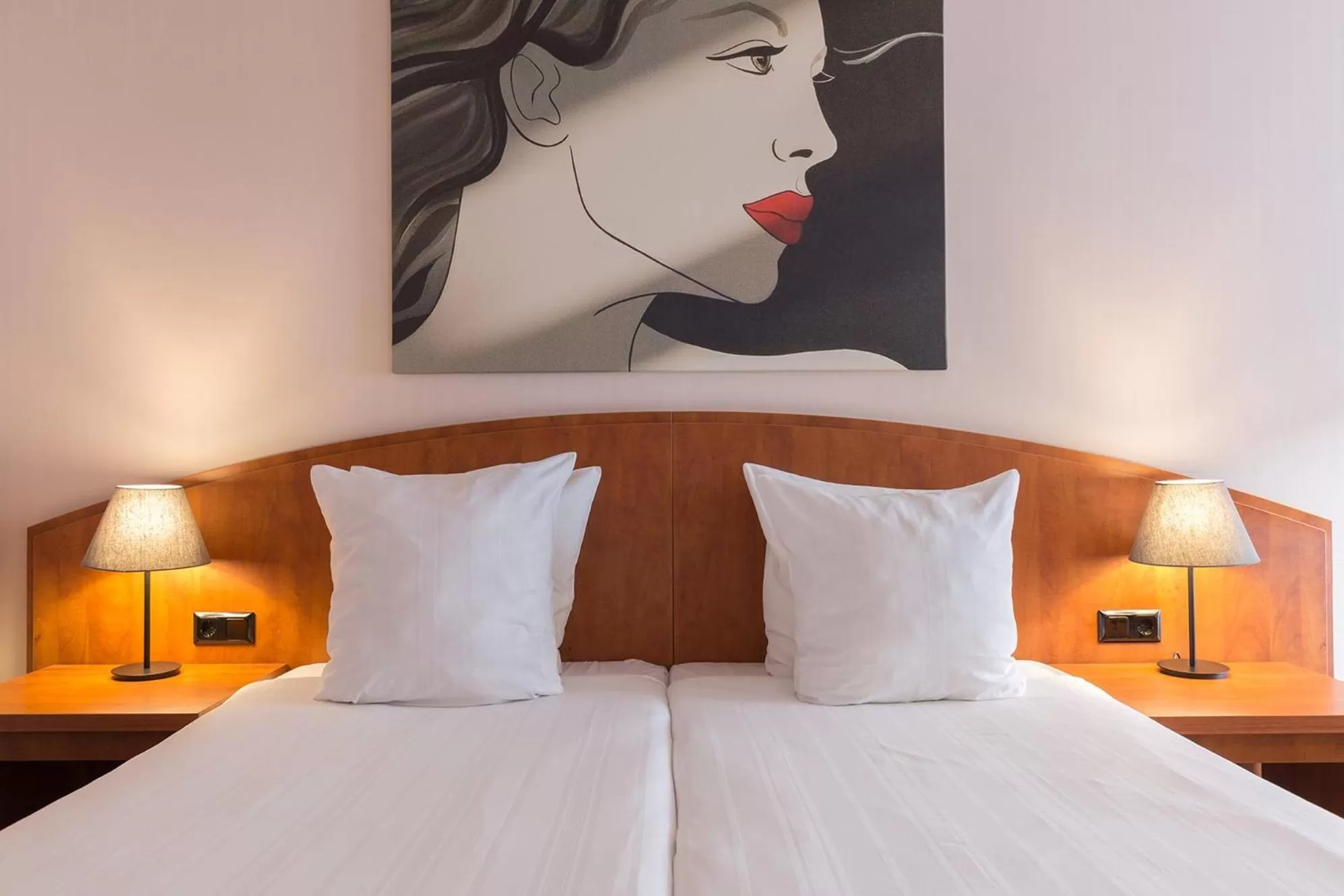 Lobby or reception, Bed in Leonardo Hotel Utrecht City Center