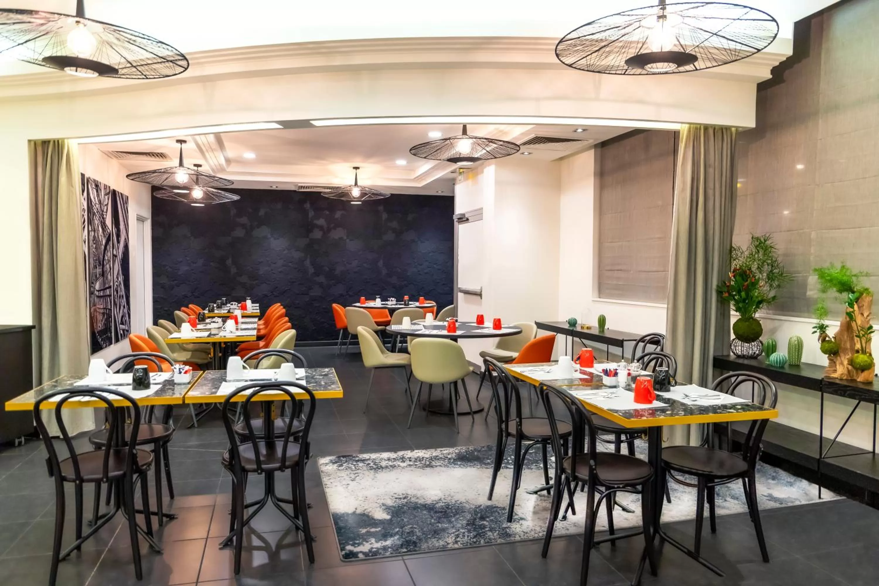 Restaurant/places to eat in Novotel Paris 17