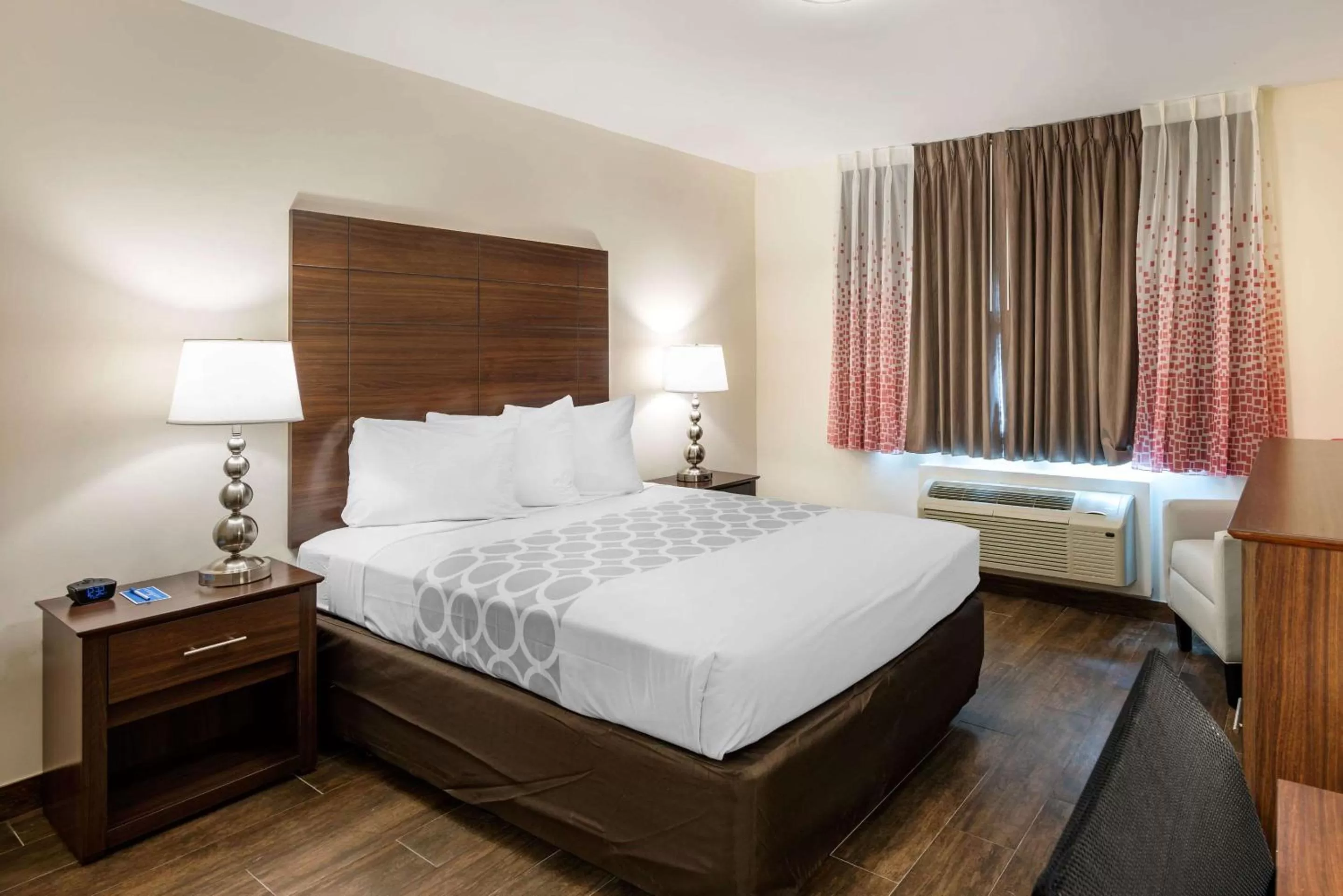 Photo of the whole room, Bed in Downtown Hollywood Gardens Inn & Suites