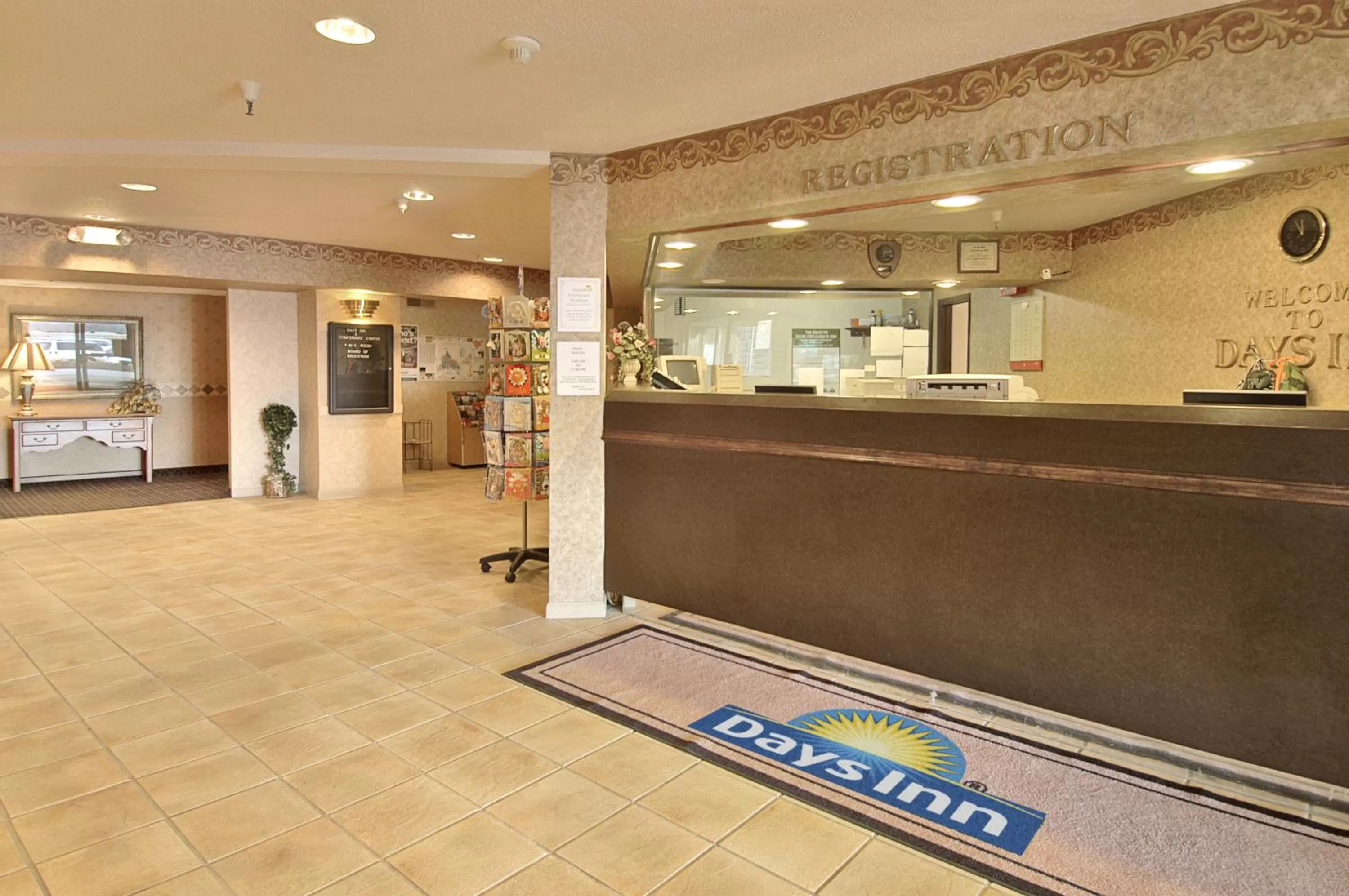 Lobby or reception in Days Inn & Suites by Wyndham Bridgeport - Clarksburg