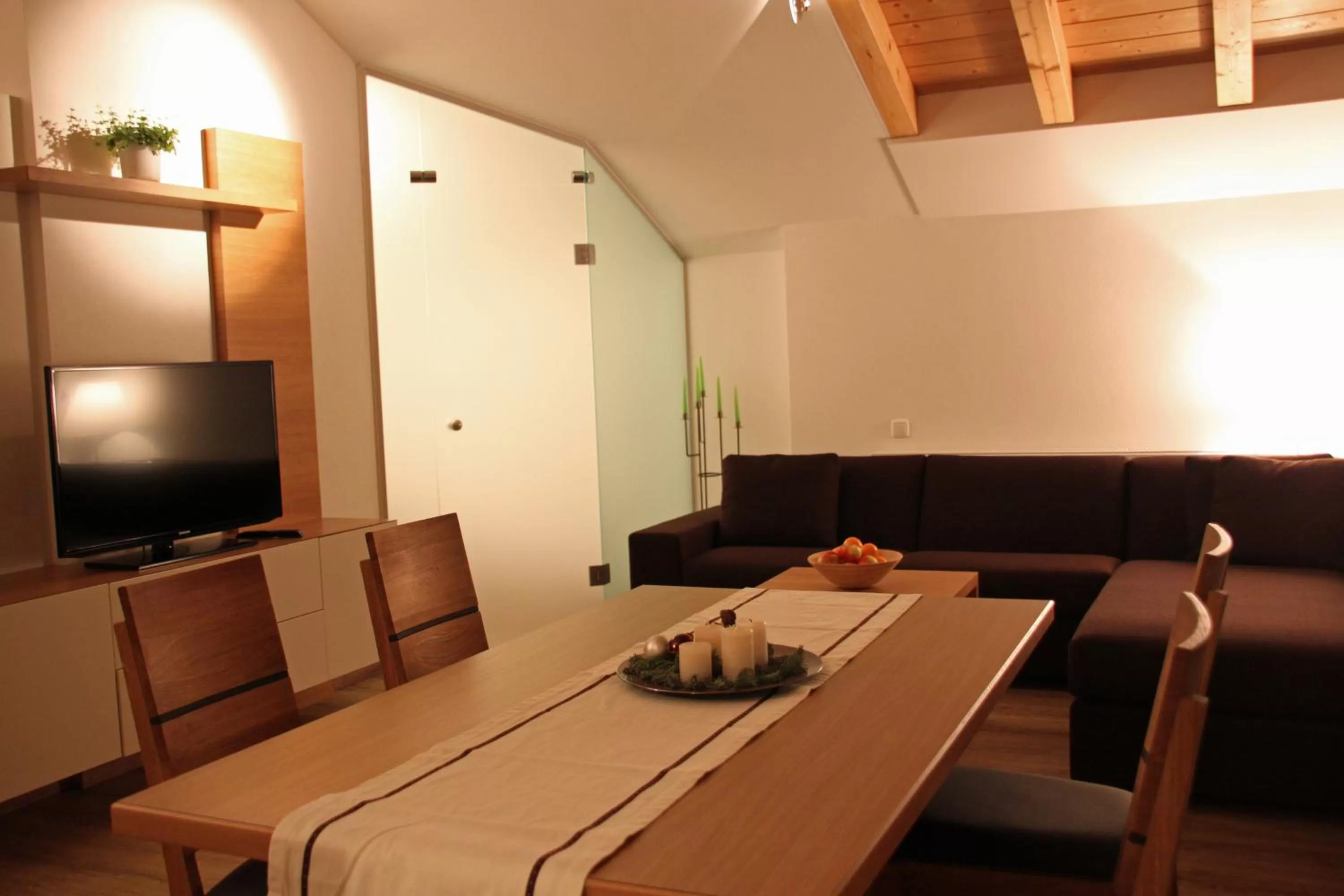 TV and multimedia, Dining Area in Pension Café Maier