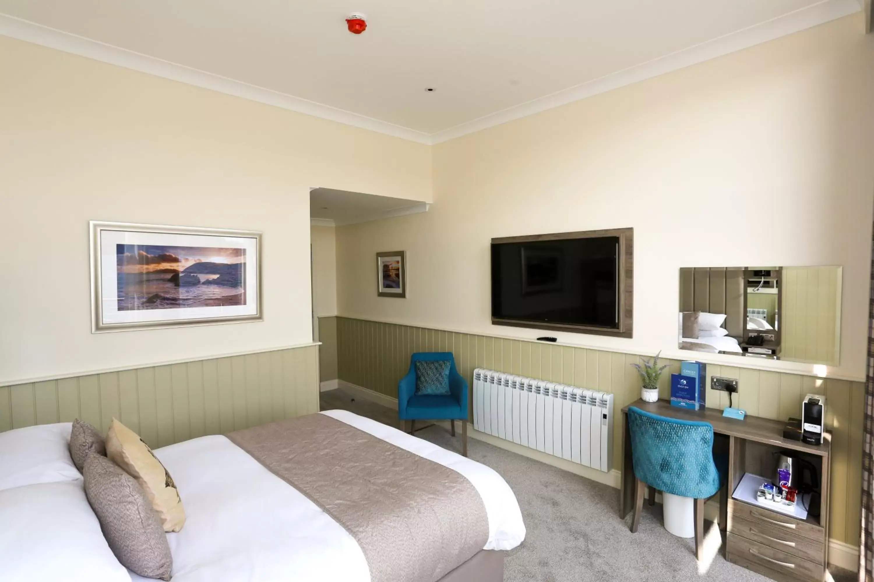 Deluxe Double Room with Loch View in Duck Bay Hotel & Restaurant Deluxe Double Room with Loch View in Duck Bay Hotel & Restaurant