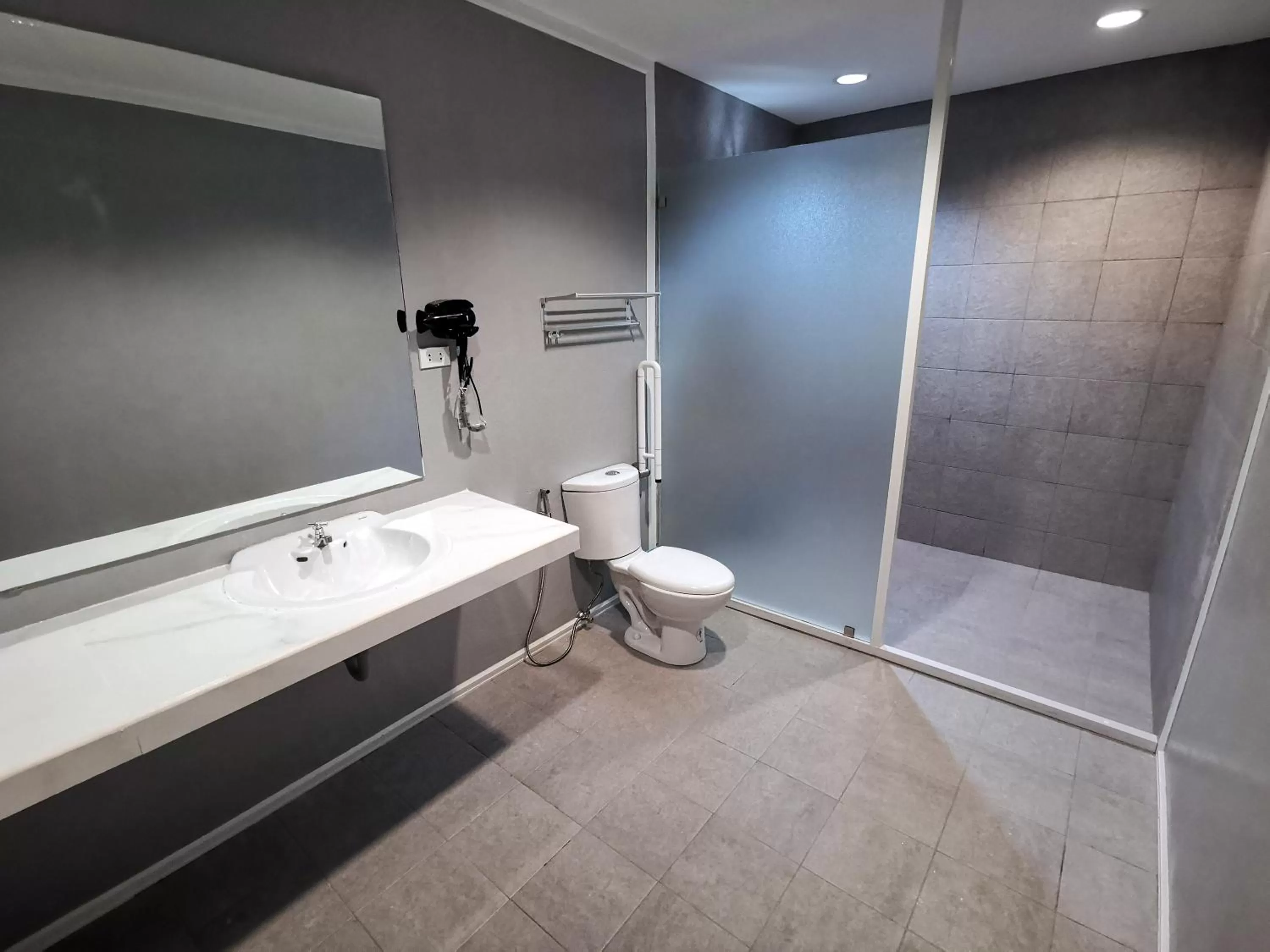 Bathroom in Pescadores Suites Moalboal