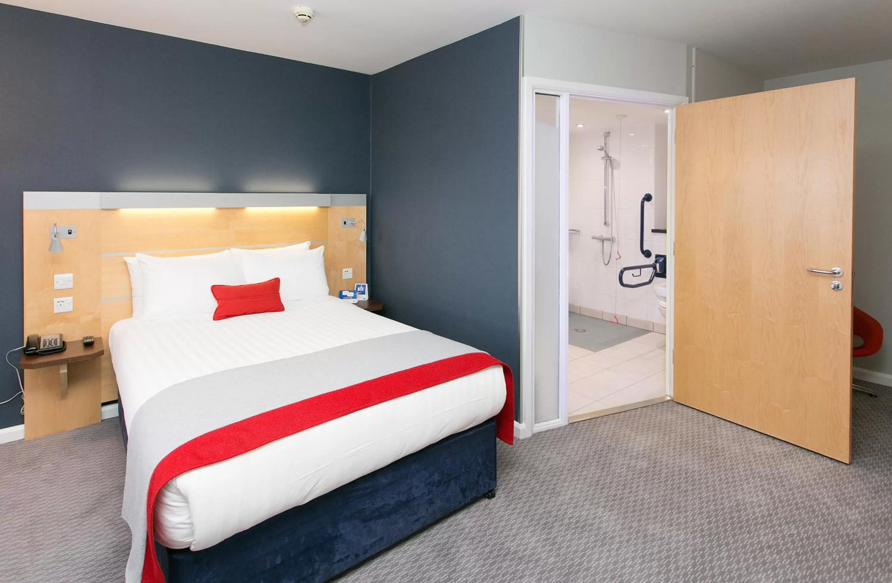 Photo of the whole room, Bed in Holiday Inn Express Antrim by IHG