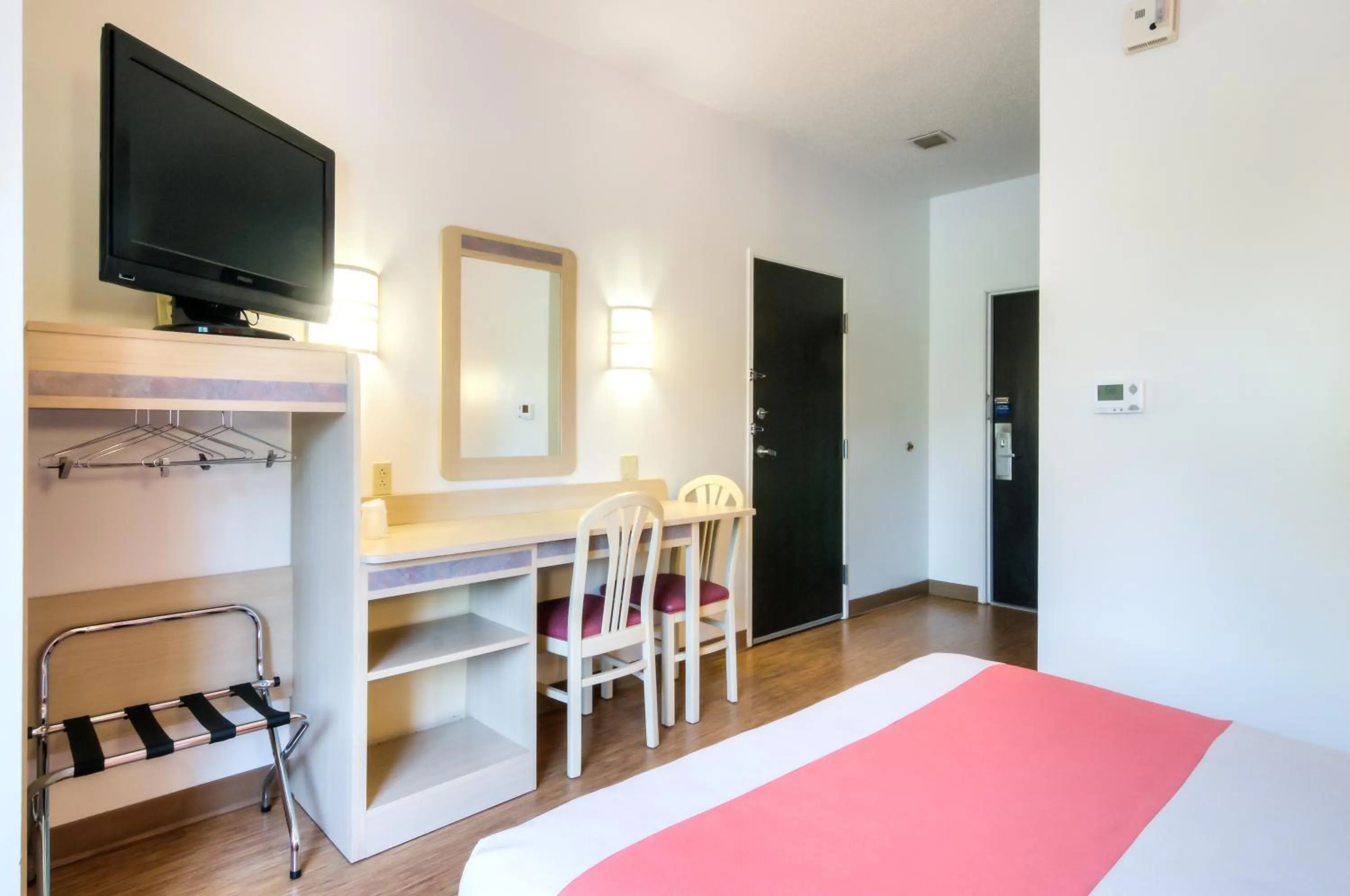 Seating area, Bed in Motel 6-Joliet, IL - Chicago - I-55