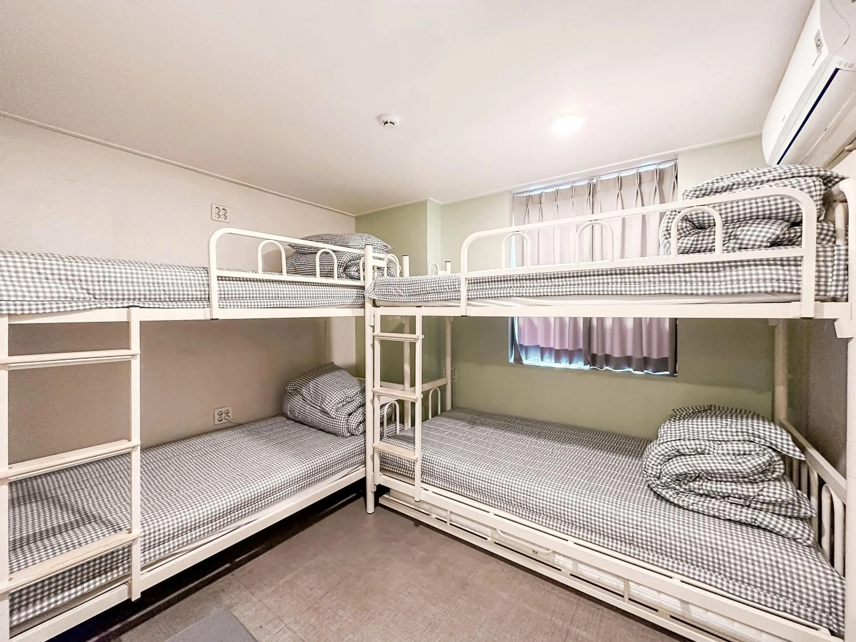 Bed in 4-Bed Female Dormitory Room in Dongseongro ZERO guesthouse Bed in 4-Bed Female Dormitory Room in Dongseongro ZERO guesthouse