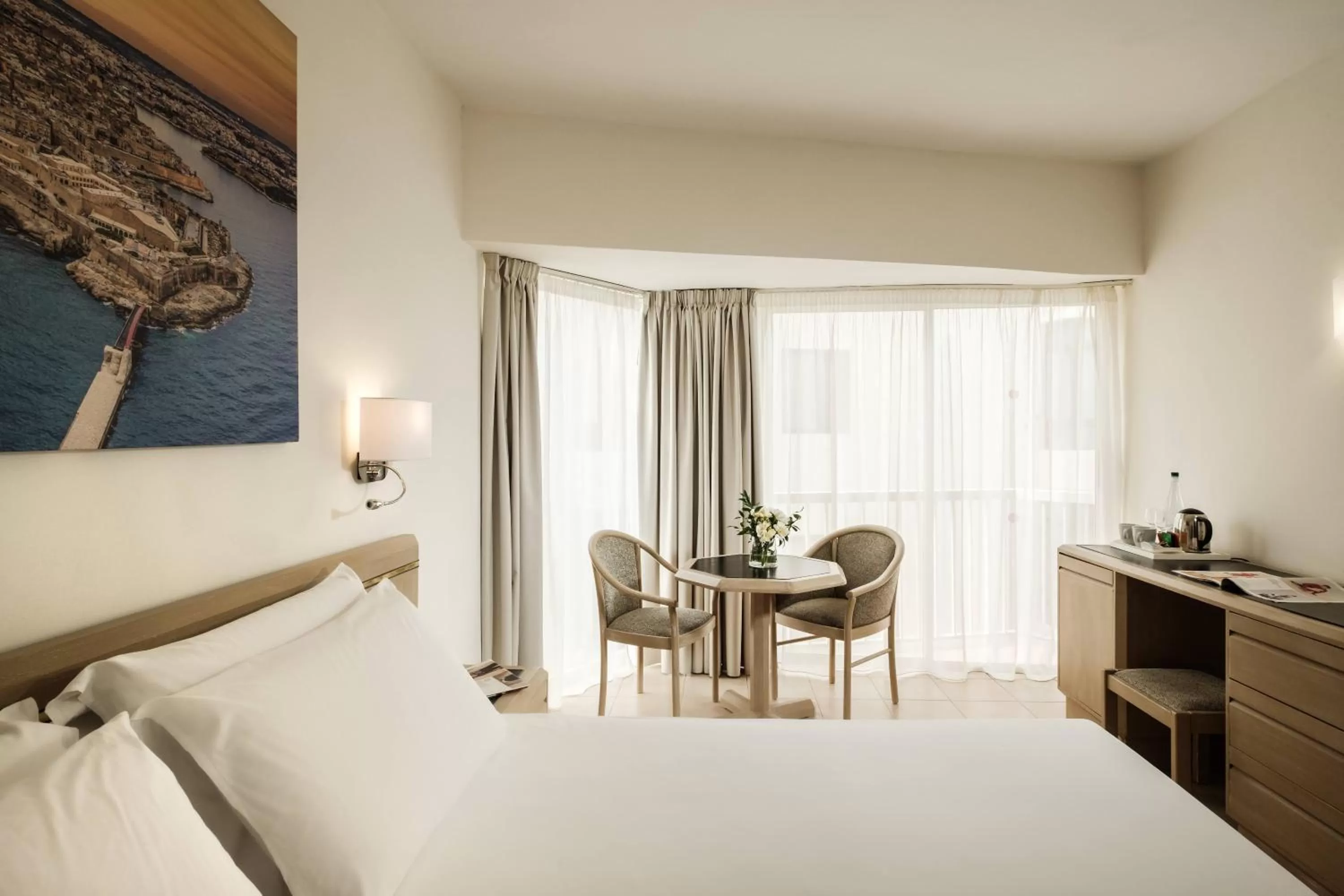 Photo of the whole room, Bed in The Diplomat Hotel