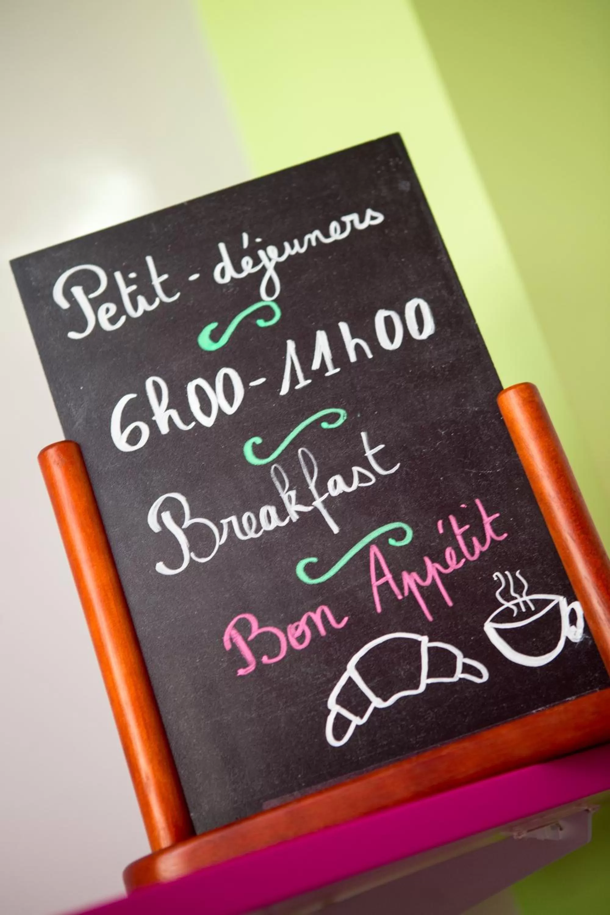 Text overlay in HOTEL DE PARIS MONTPARNASSE