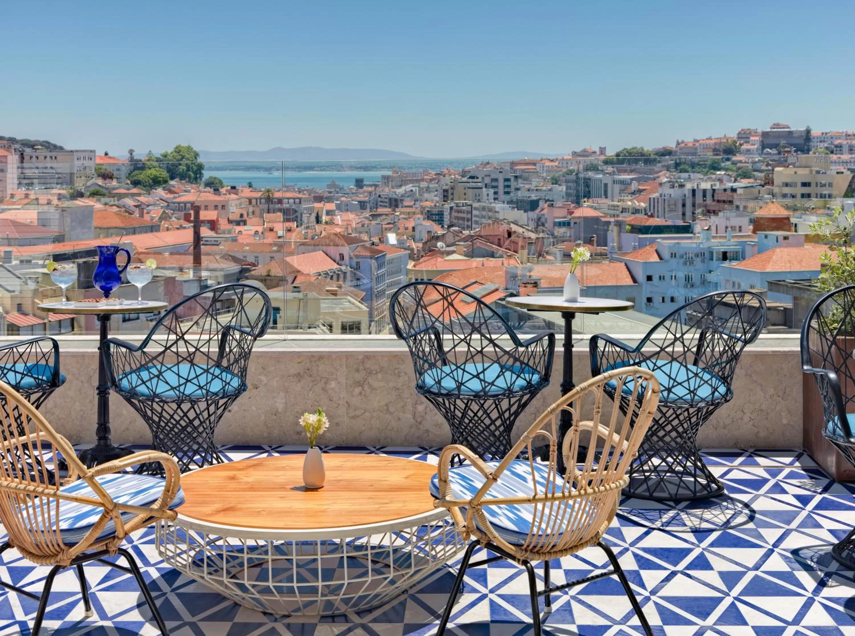 Lounge or bar in H10 Duque de Loule