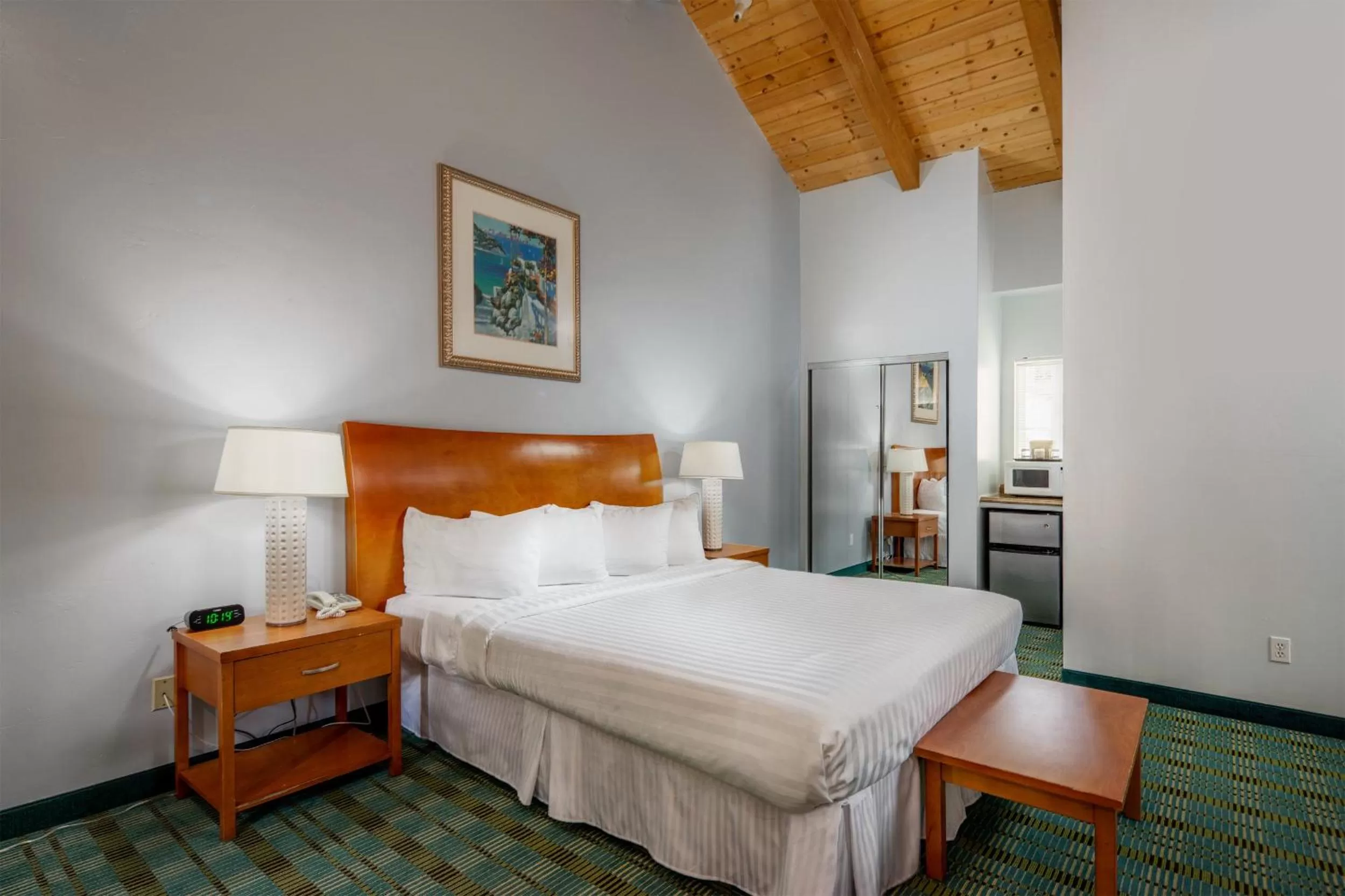 Photo of the whole room, Bed in Butterfly Grove Inn