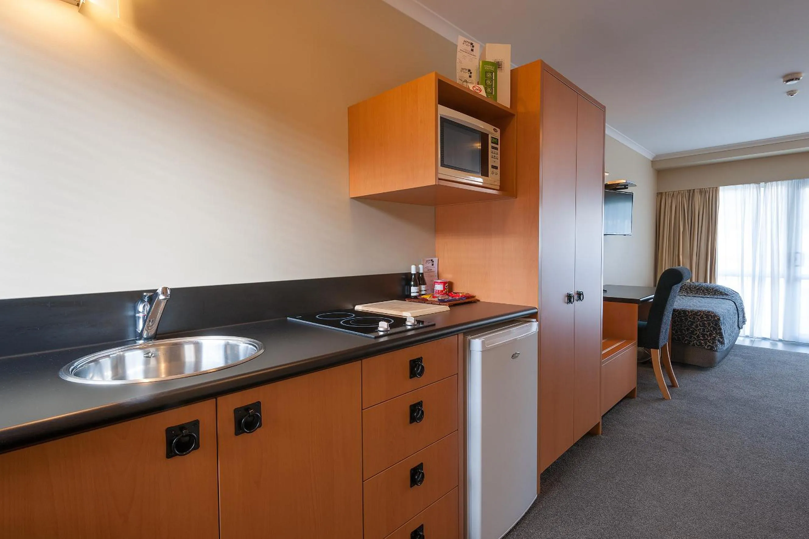 Kitchen or kitchenette in Beachcomber Inn Picton