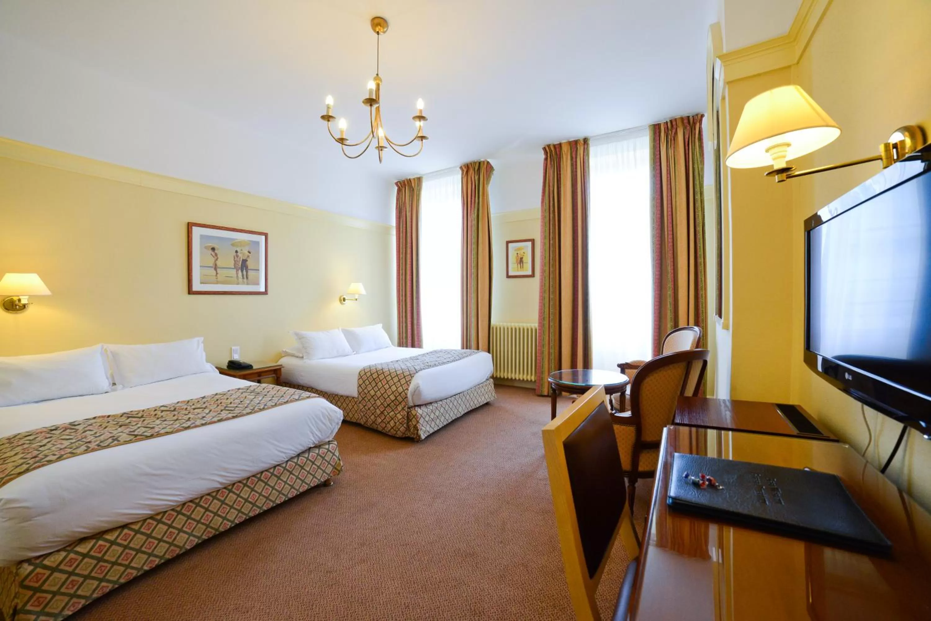 Photo of the whole room, Bed in Hôtel Mercure Bayonne Centre Le Grand Hotel