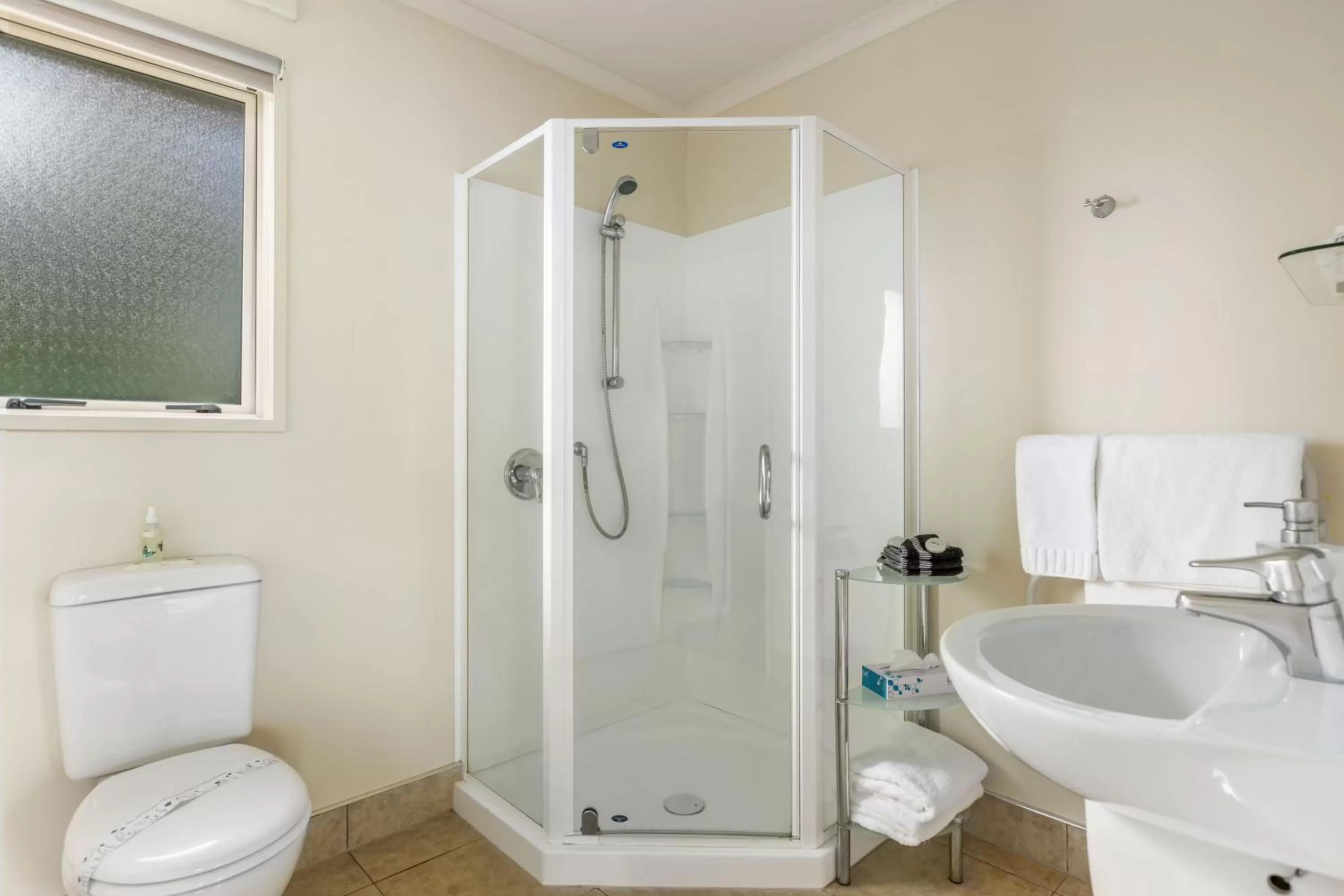 Shower, Bathroom in BK's Chardonnay Motor Lodge