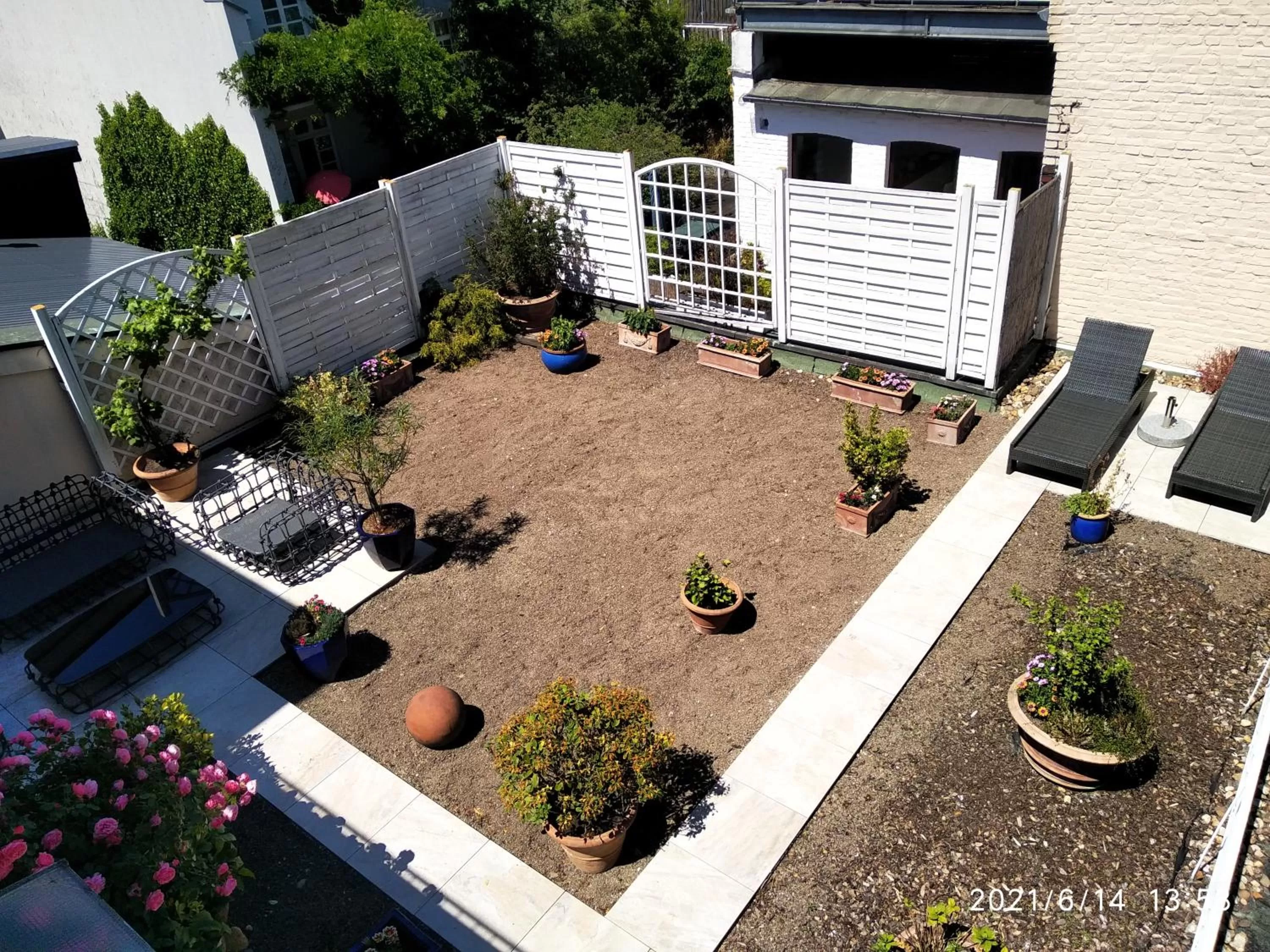 Photo of the whole room, Bird's-eye View in Carlstadt Suites Düsseldorf