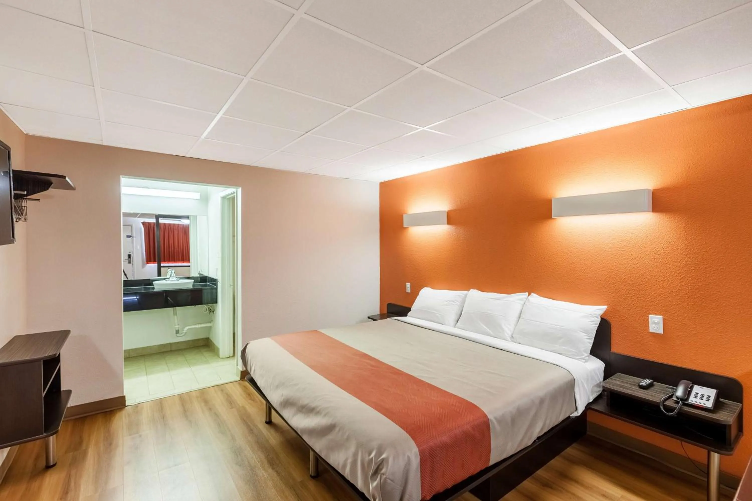 TV and multimedia, Bed in Motel 6 Fort Worth, Tx - Stockyards