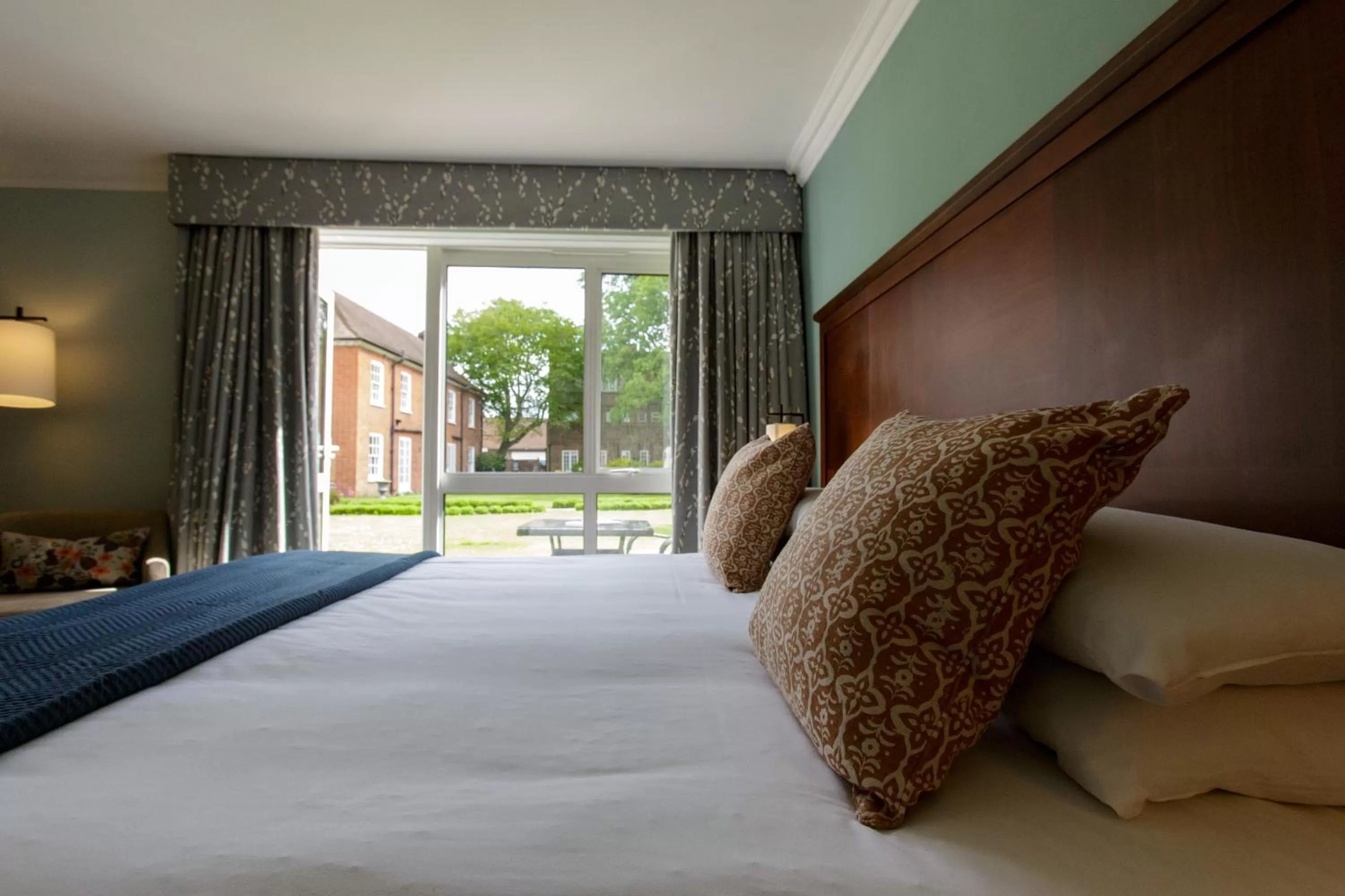 Bedroom, Bed in Bush Hotel Farnham