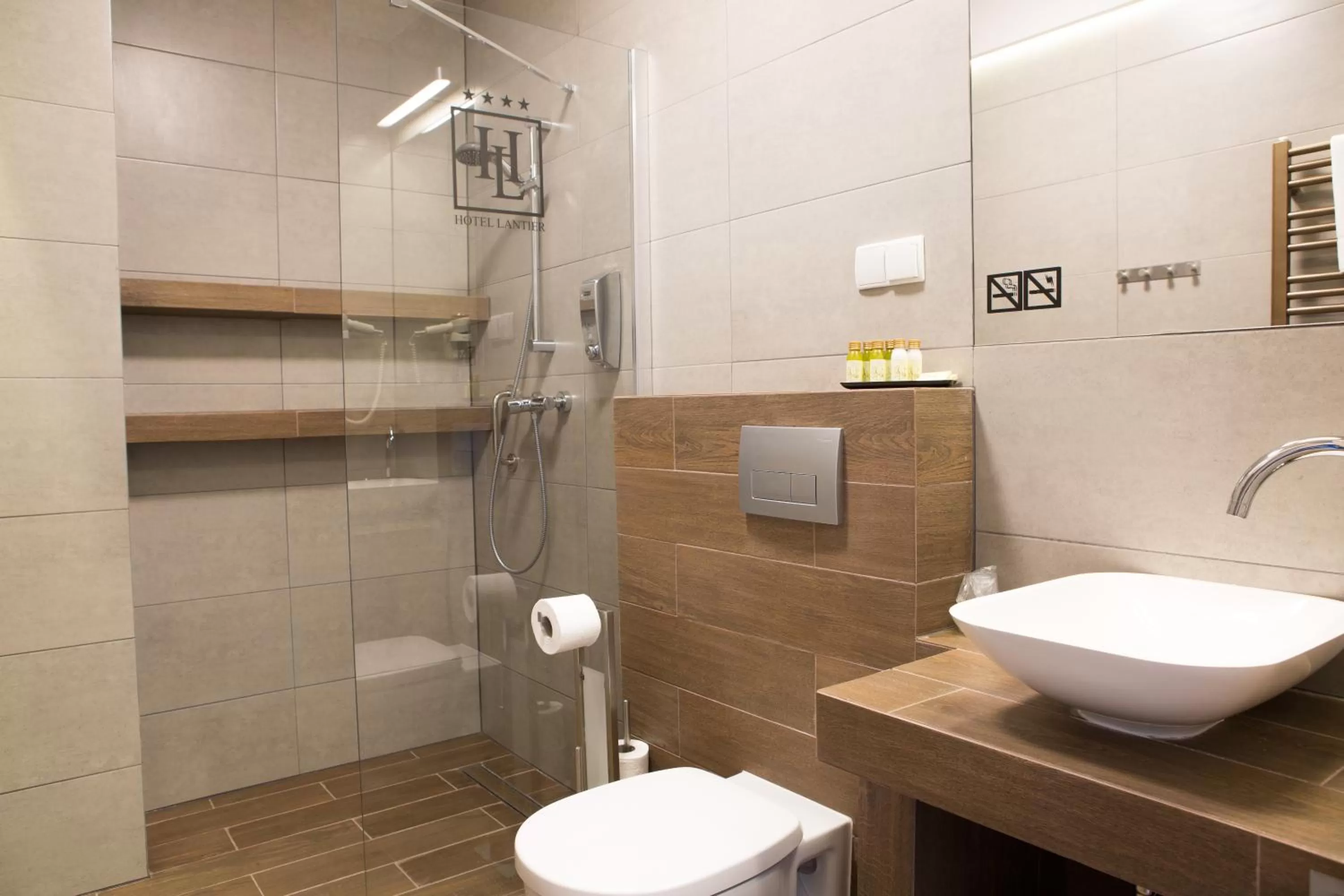 Bathroom in Hotel Lantier & Swimming Pool Zone