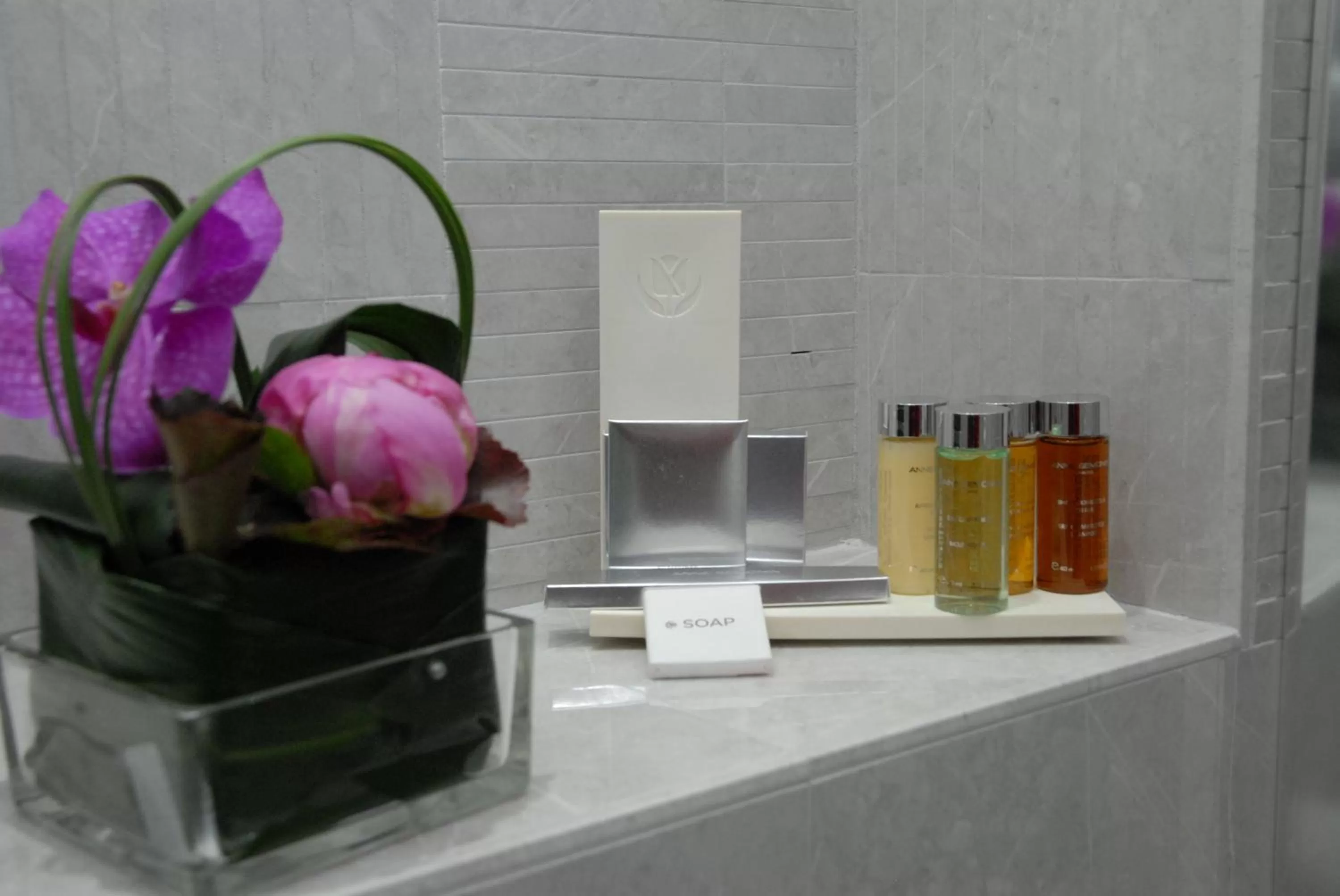 Bathroom in GOLDEN TULIP CANNES HOTEL de PARIS