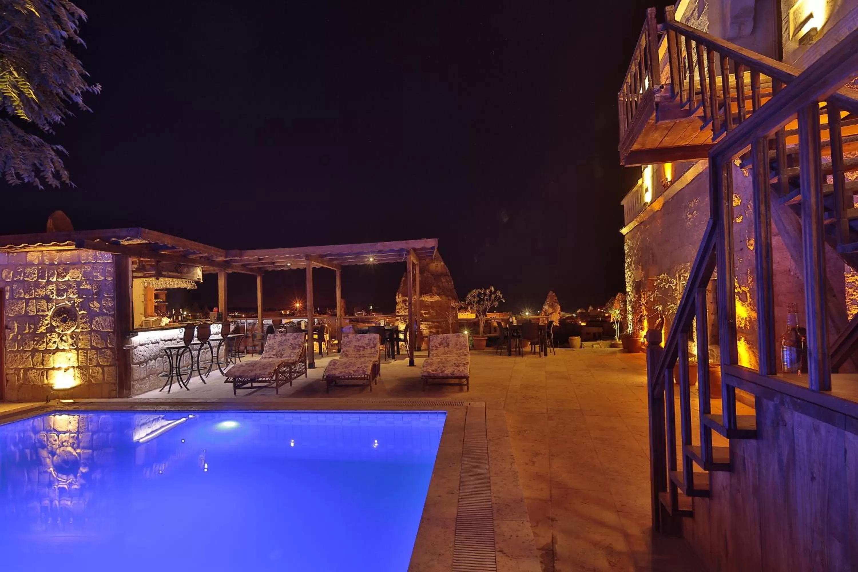 Night in Shoestring Cave House