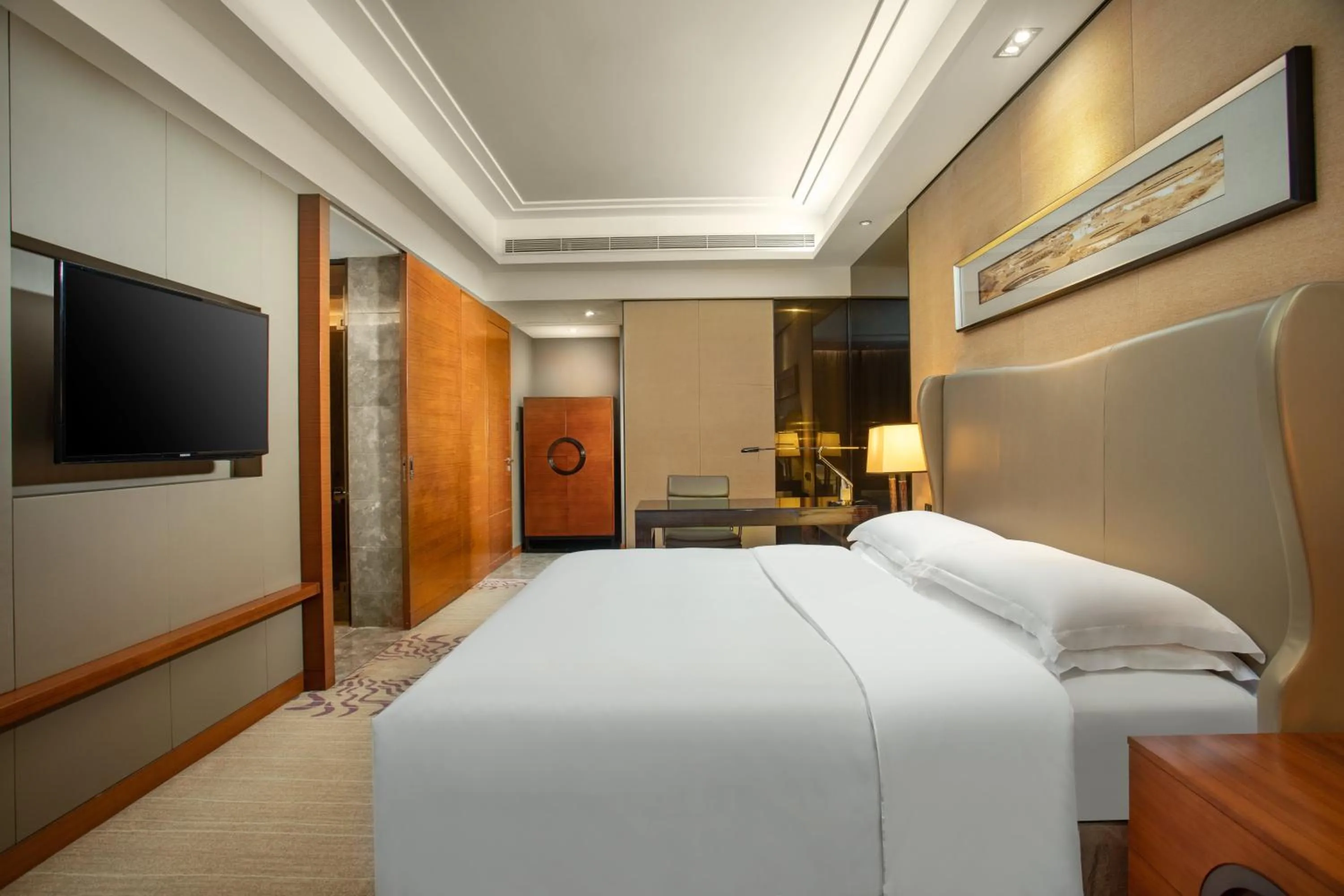 Photo of the whole room, Bed in Crowne Plaza Huizhou by IHG
