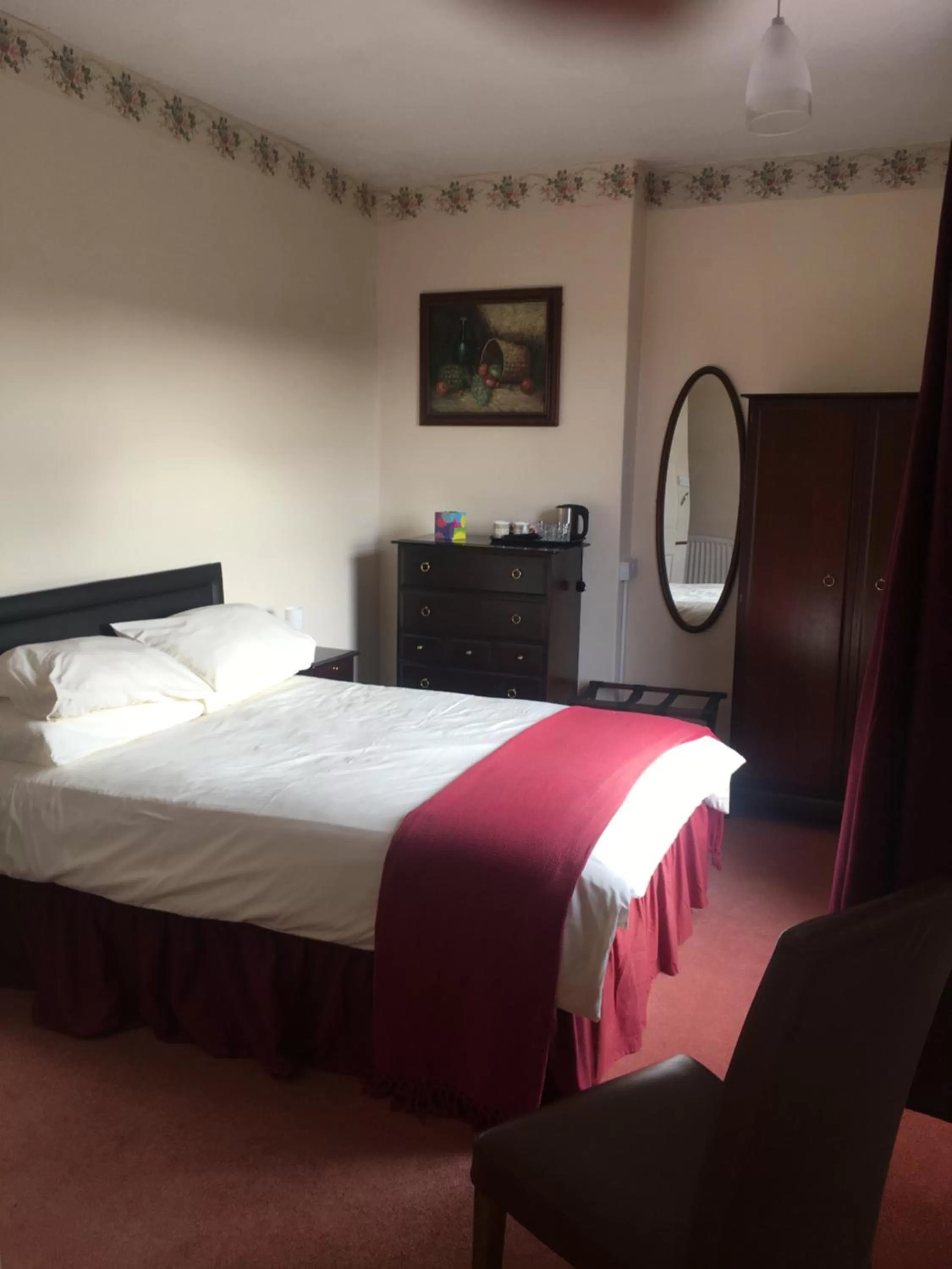 Bedroom, Bed in Holly Trees Hotel