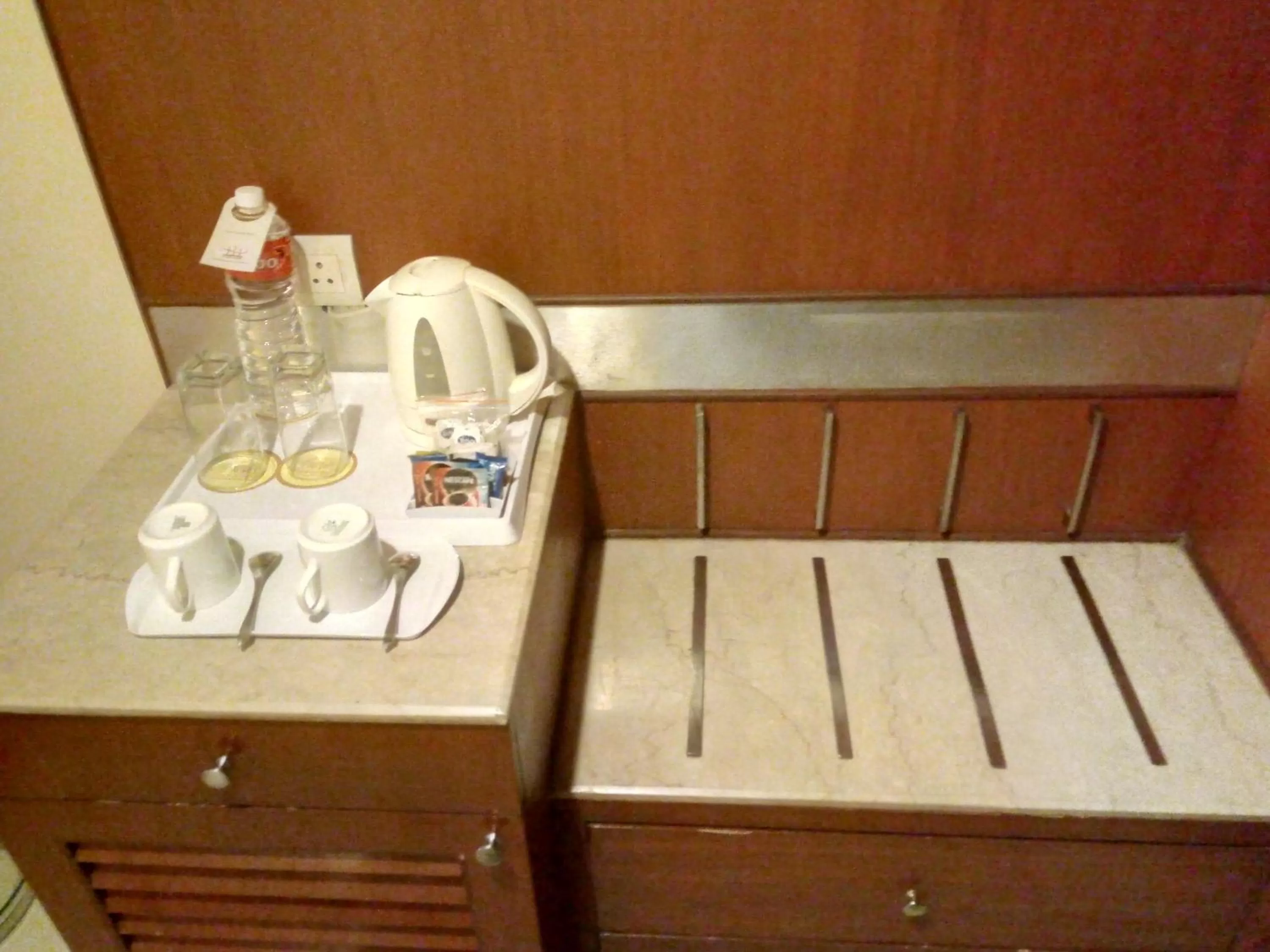 Coffee/tea facilities in Hampshire Plaza