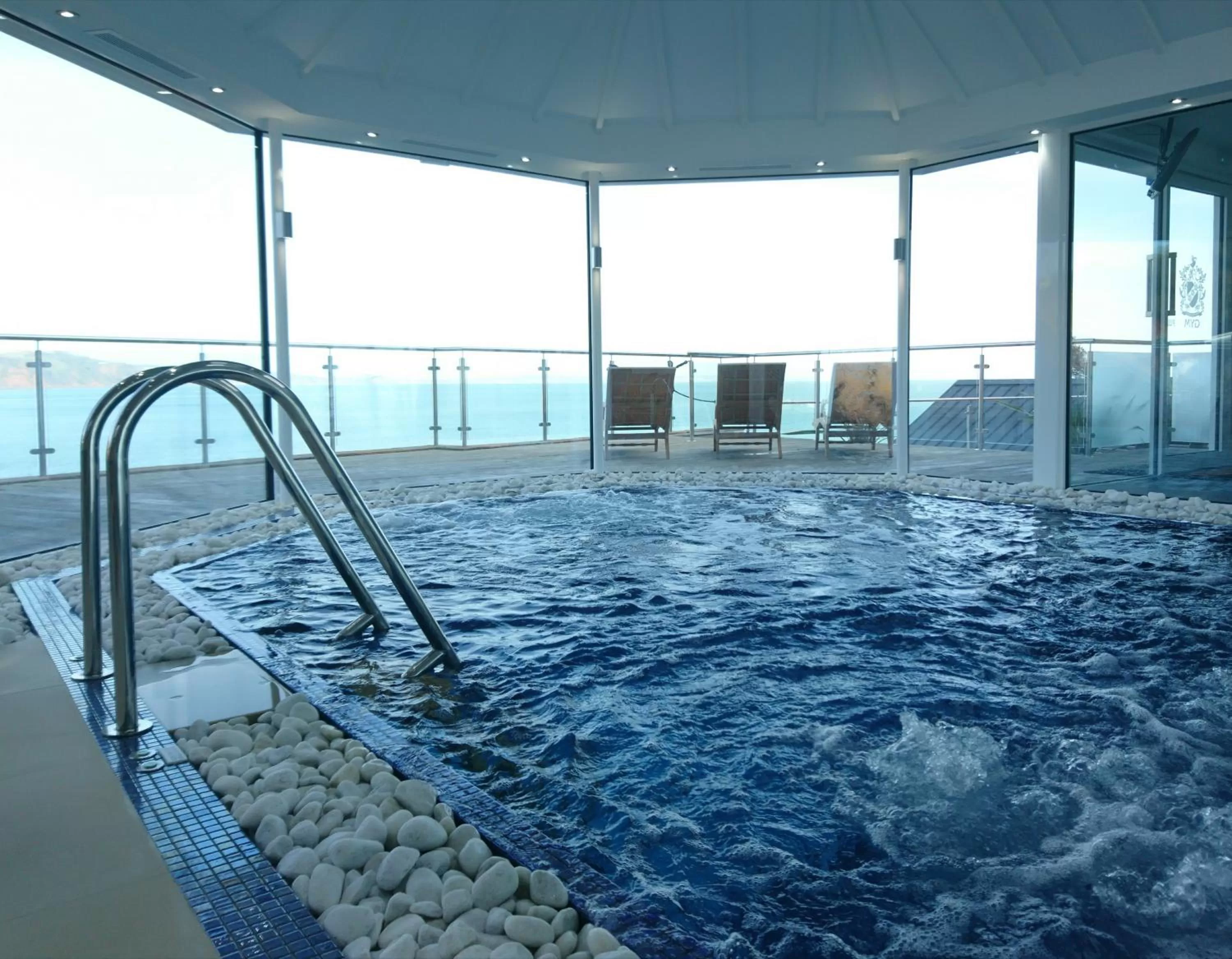 Hot Tub in Cary Arms & Spa