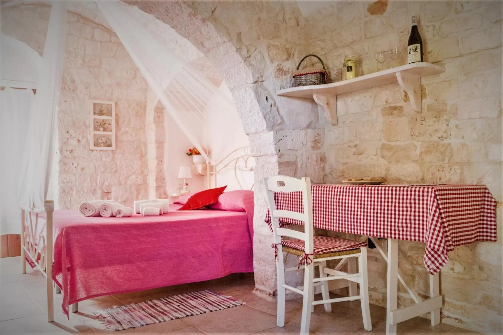 Dining area, Bed in Trulli Donna Isabella