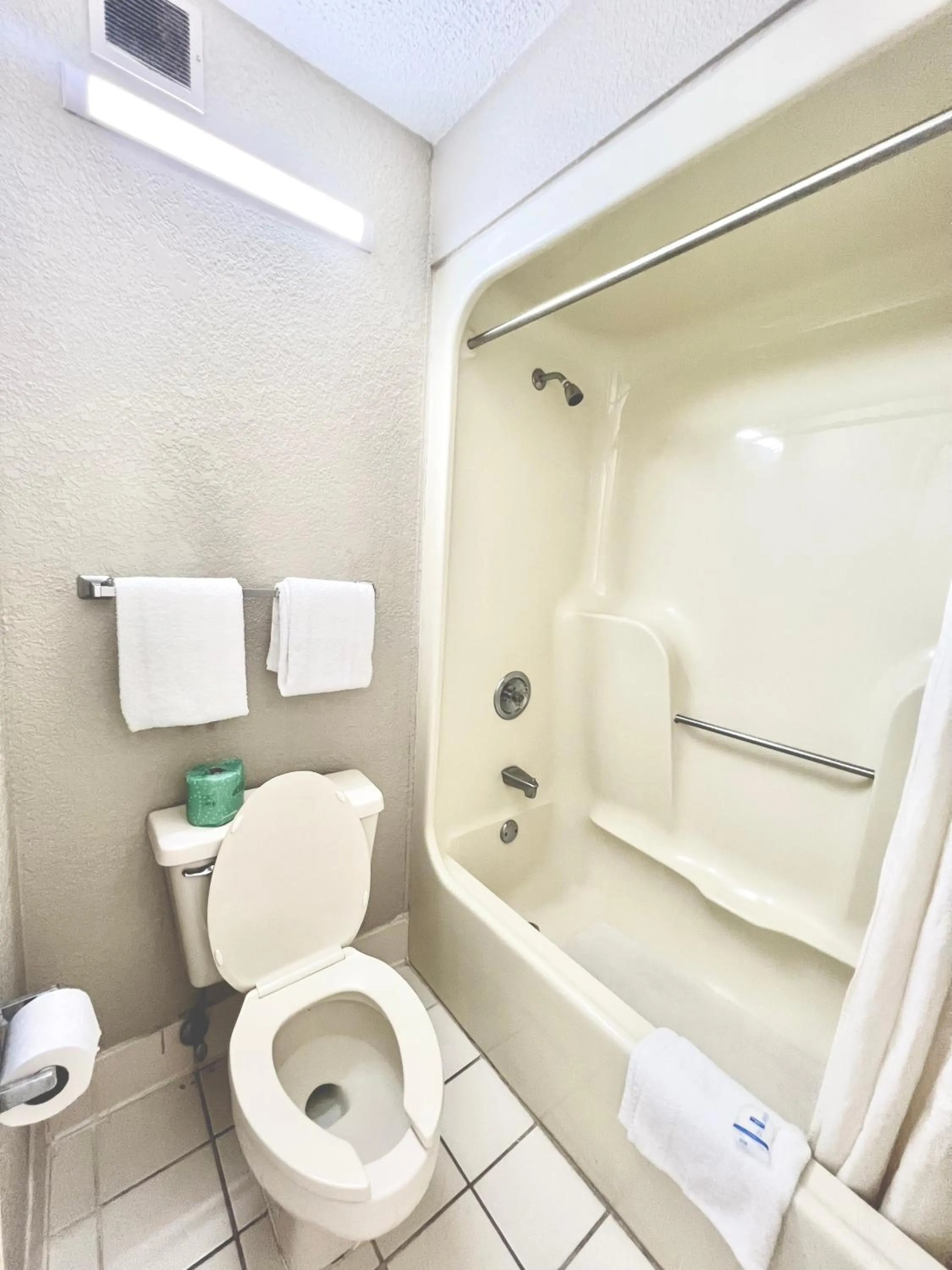 Shower in Rodeway Inn Expo Center