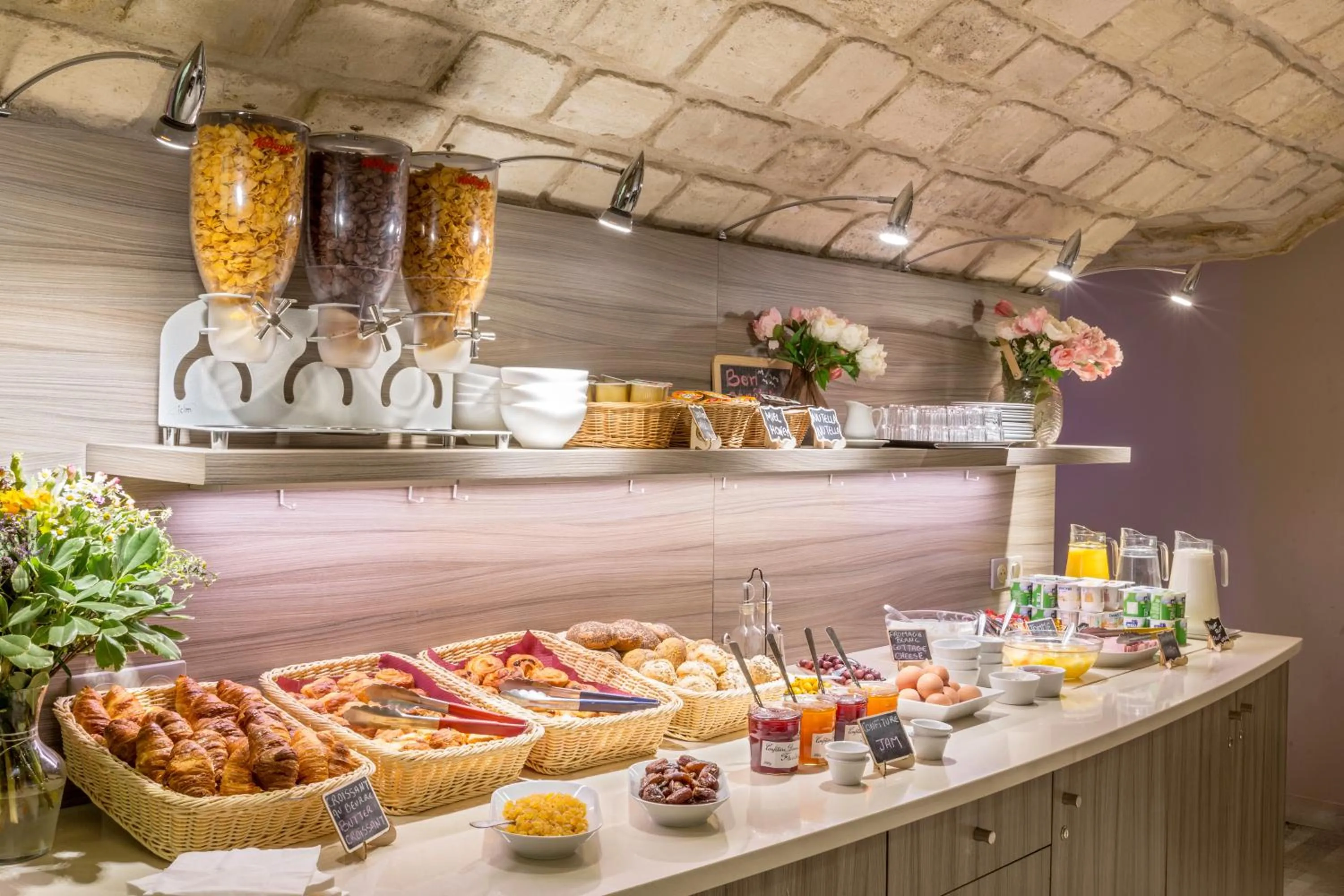 Food and drinks in Sure Hotel by Best Western Paris Gare du Nord