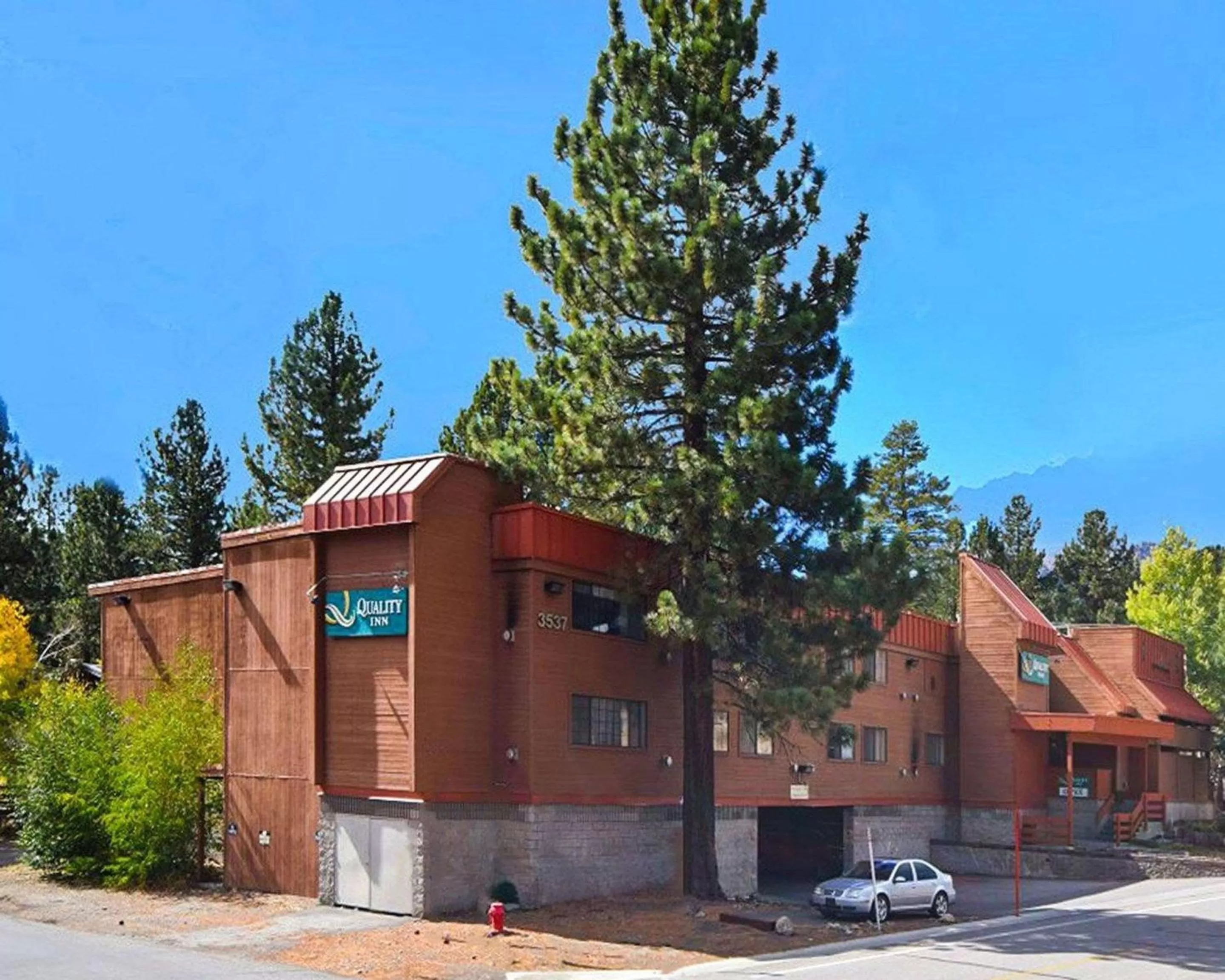 Property building in Quality Inn near Mammoth Mountain Ski Resort