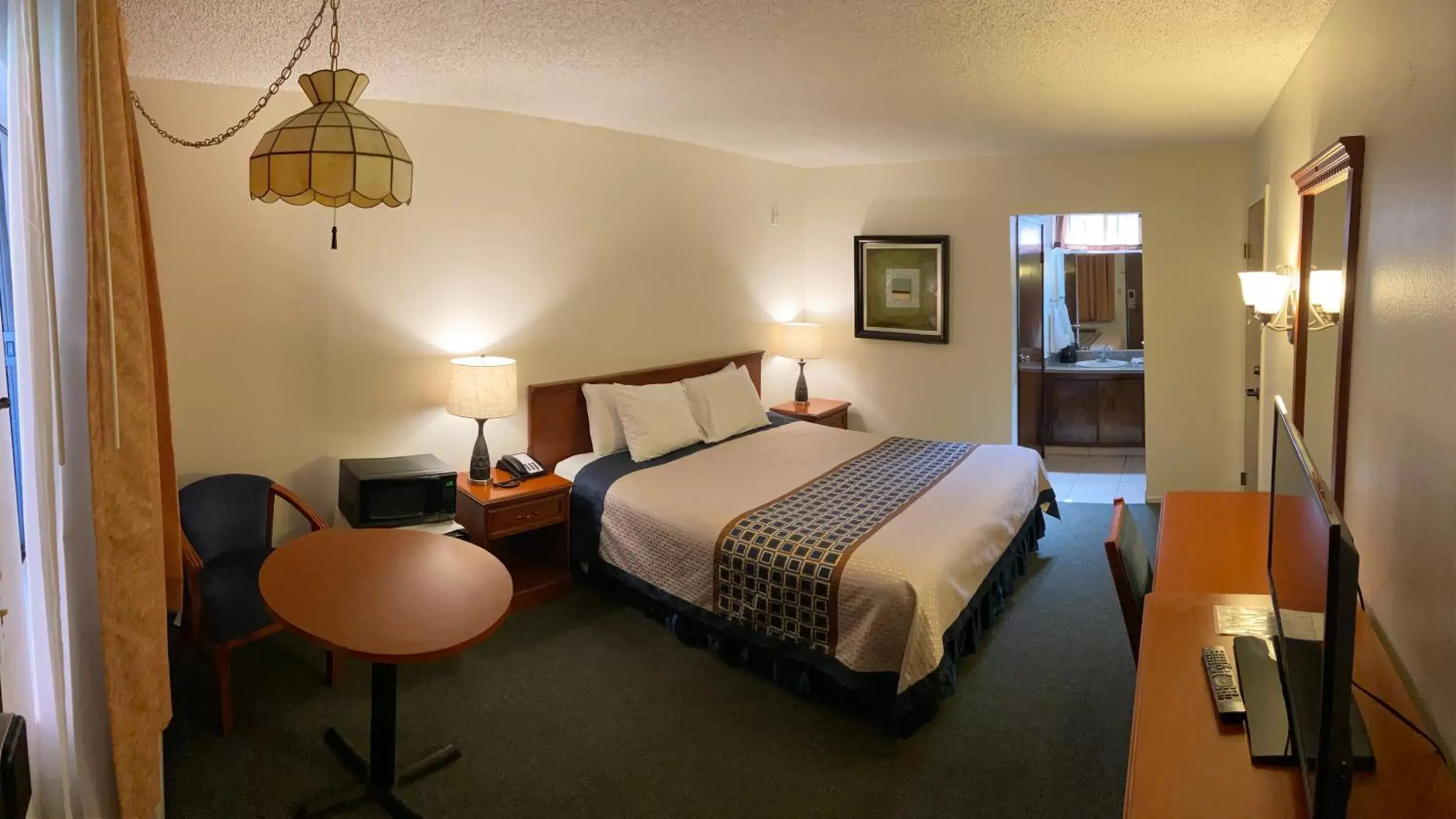 King Room - Non-Smoking in Vantage Point Inn - Woodland Hills King Room - Non-Smoking in Vantage Point Inn - Woodland Hills