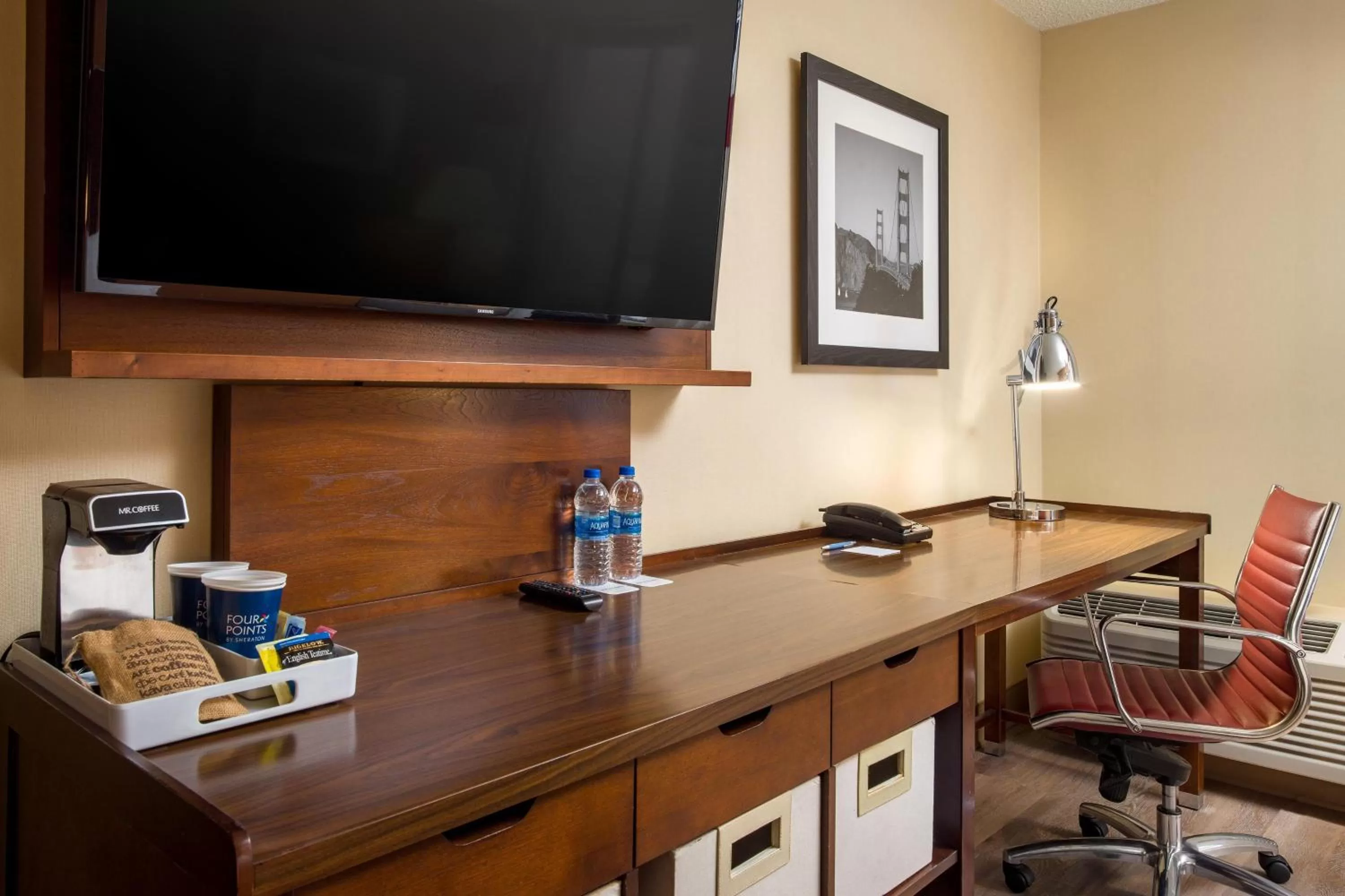 Photo of the whole room in Four Points by Sheraton - San Francisco Bay Bridge