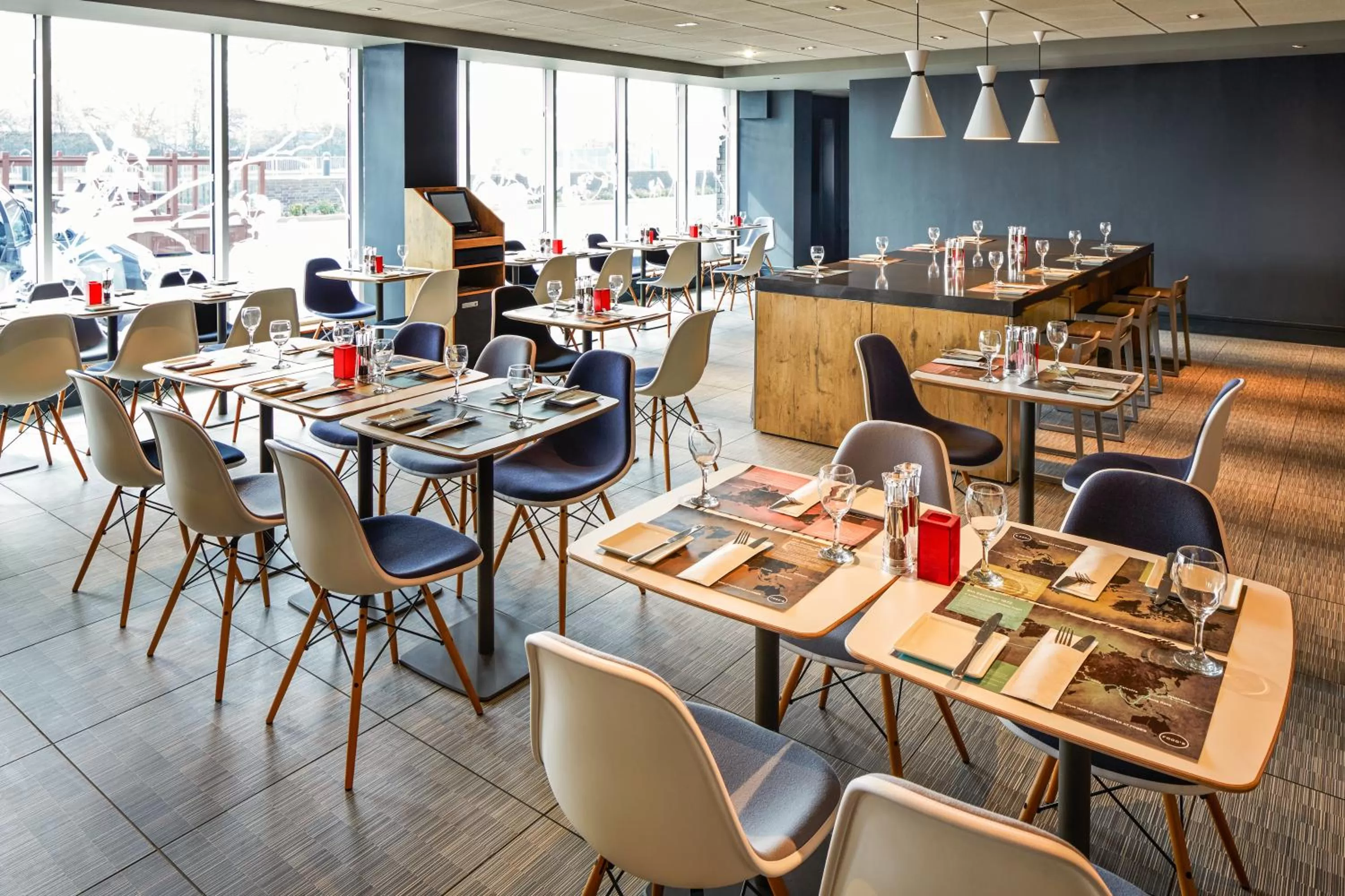 Restaurant/places to eat in ibis London Heathrow Airport