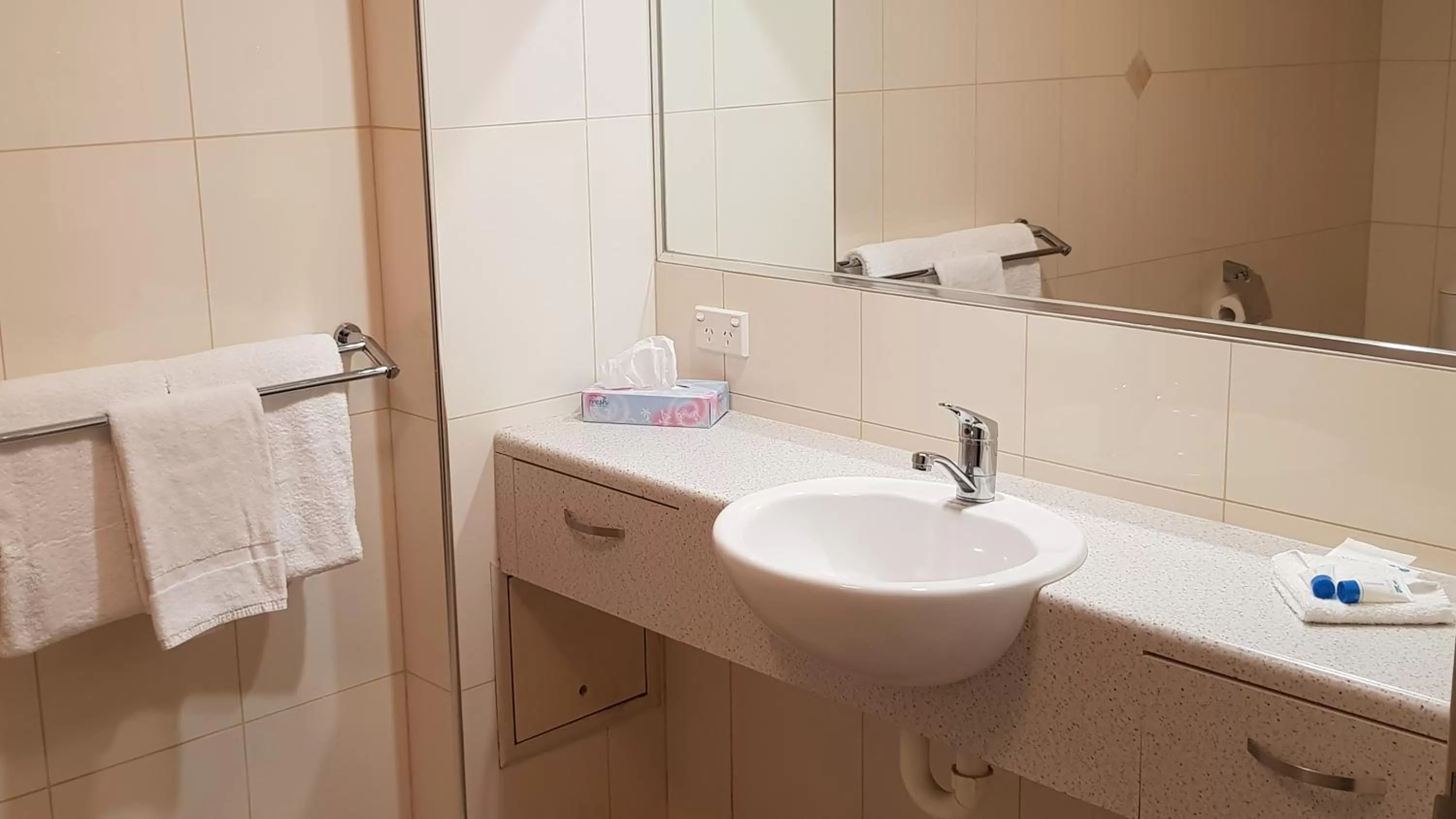 Queen and Single - Disability Access in Nambour Heights Motel