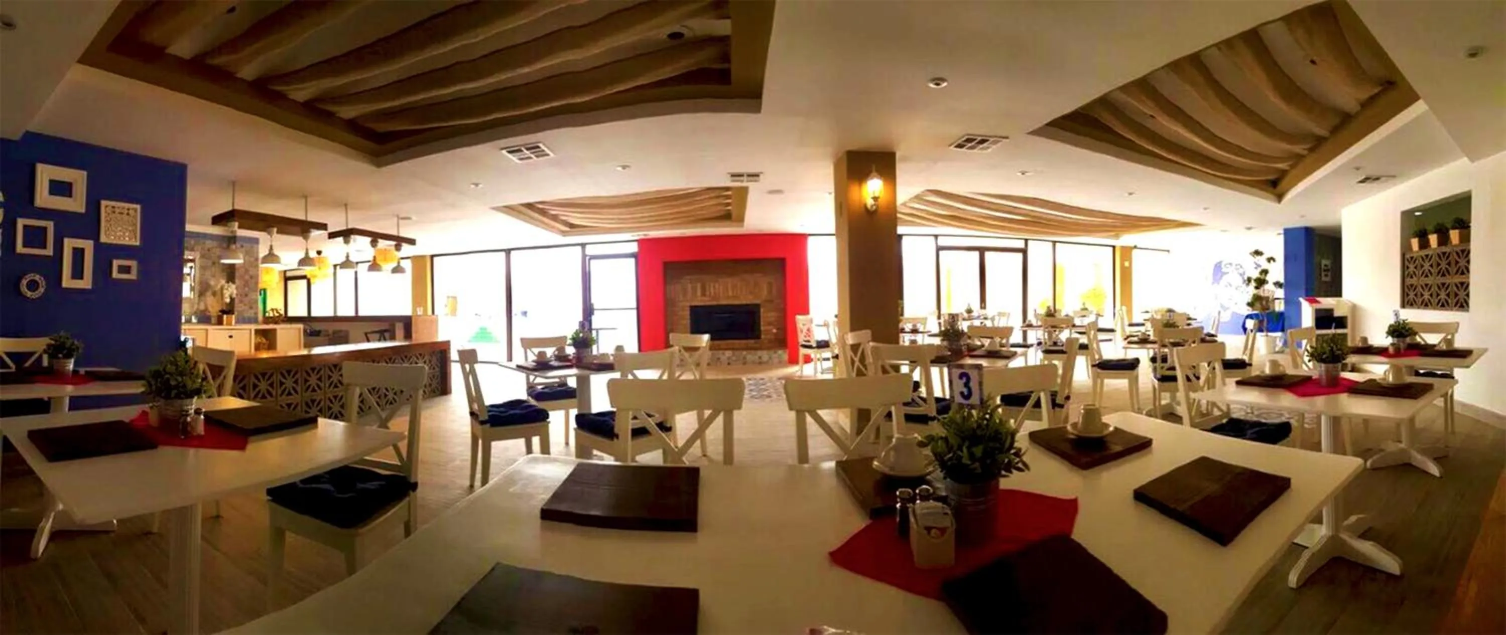 Restaurant/places to eat in Hotel Corona Plaza