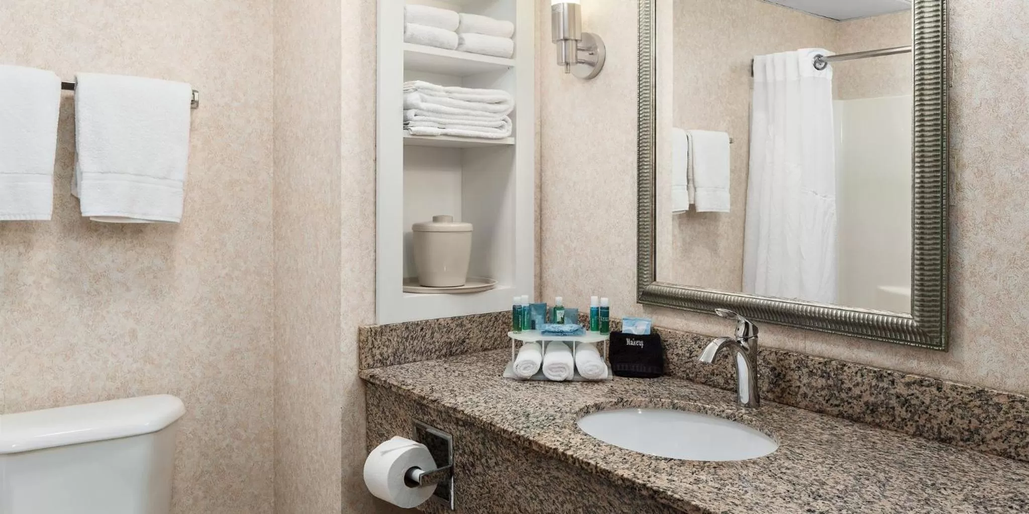 King Suite with Spa Bath in Holiday Inn Express Grove City - Premium Outlet Mall, an IHG Hotel